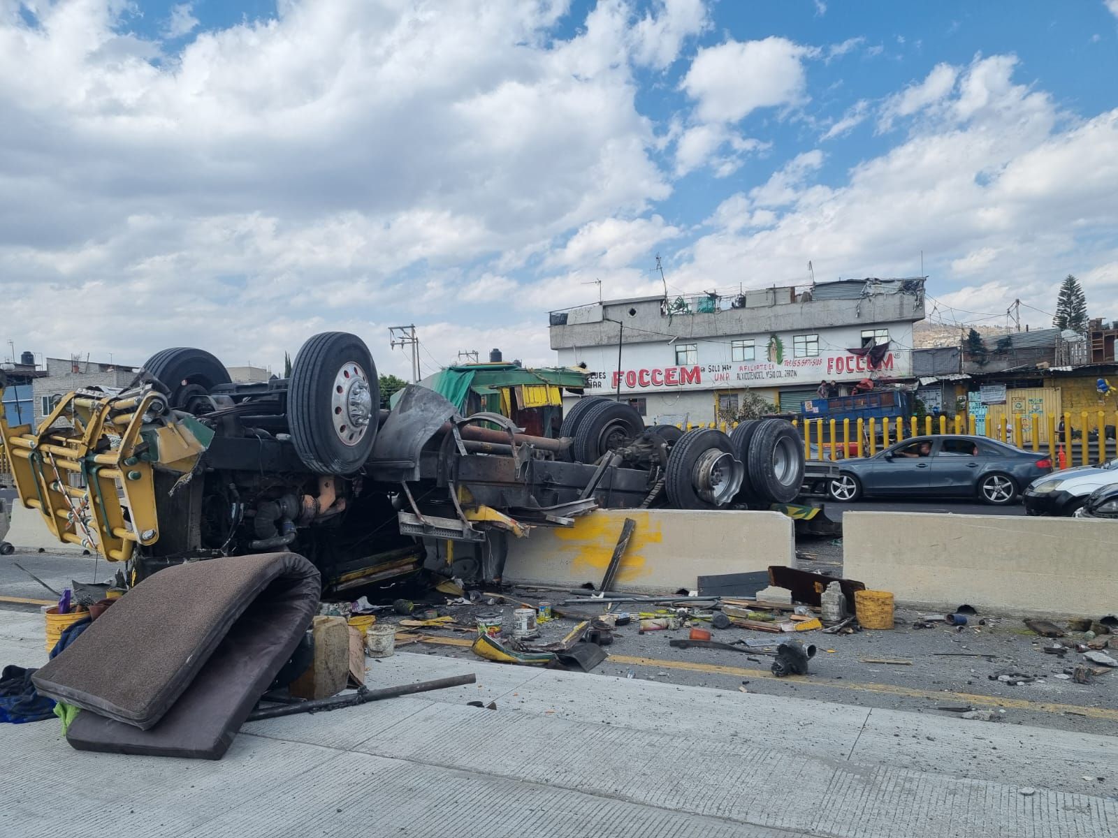 Camión volcó en la Autopista México-Puebla