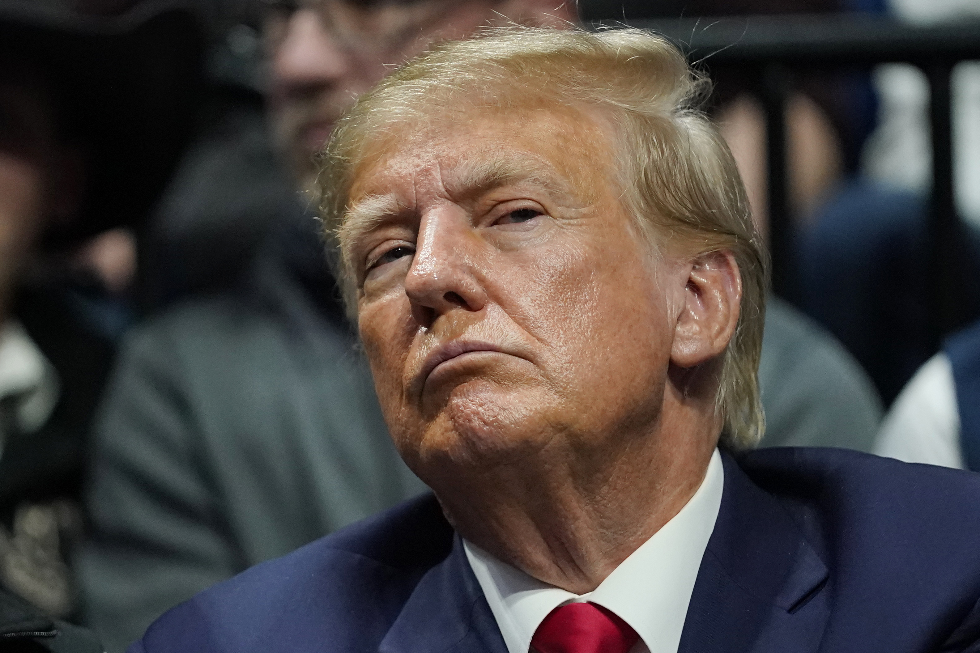 El expresidente Donald J. Trump observa los campeonatos colegiales de lucha, el sábado 18 de marzo de 2023, en Tulsa, Oklahoma. (AP Foto/Sue Ogrocki)