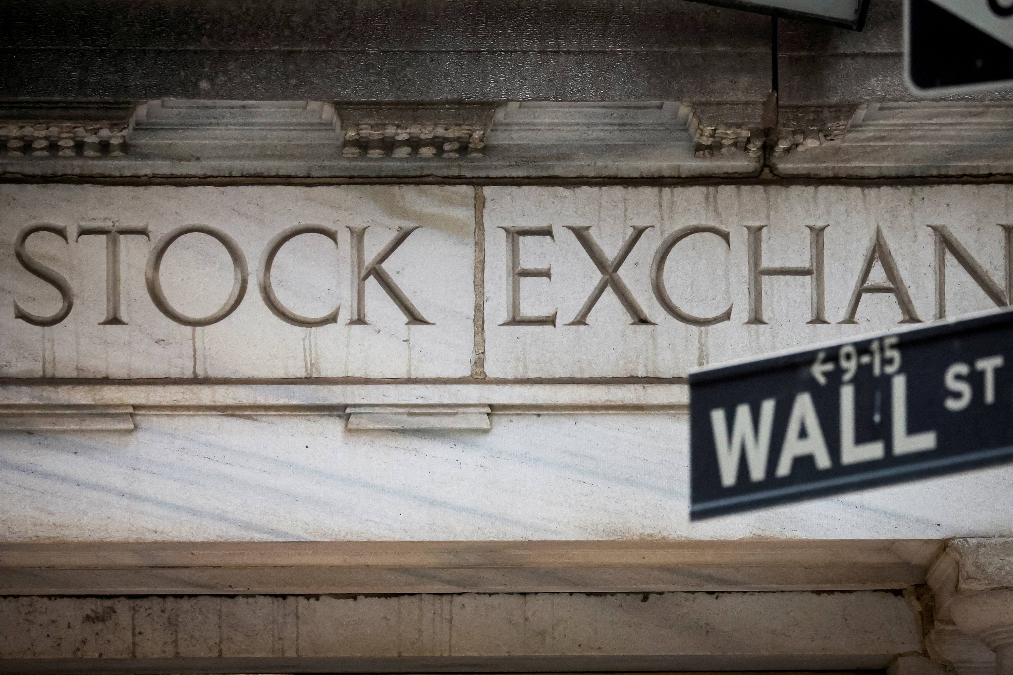Papeles como los del First Republic Bank aumentaron casi 30% e impulsaron las alzas de las Bolsas de Nueva York y Europa. REUTERS/Brendan McDermid/File Photo/File Photo