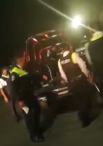 Los policías habrían agredido a dos familiares de la joven (Captura de pantalla)