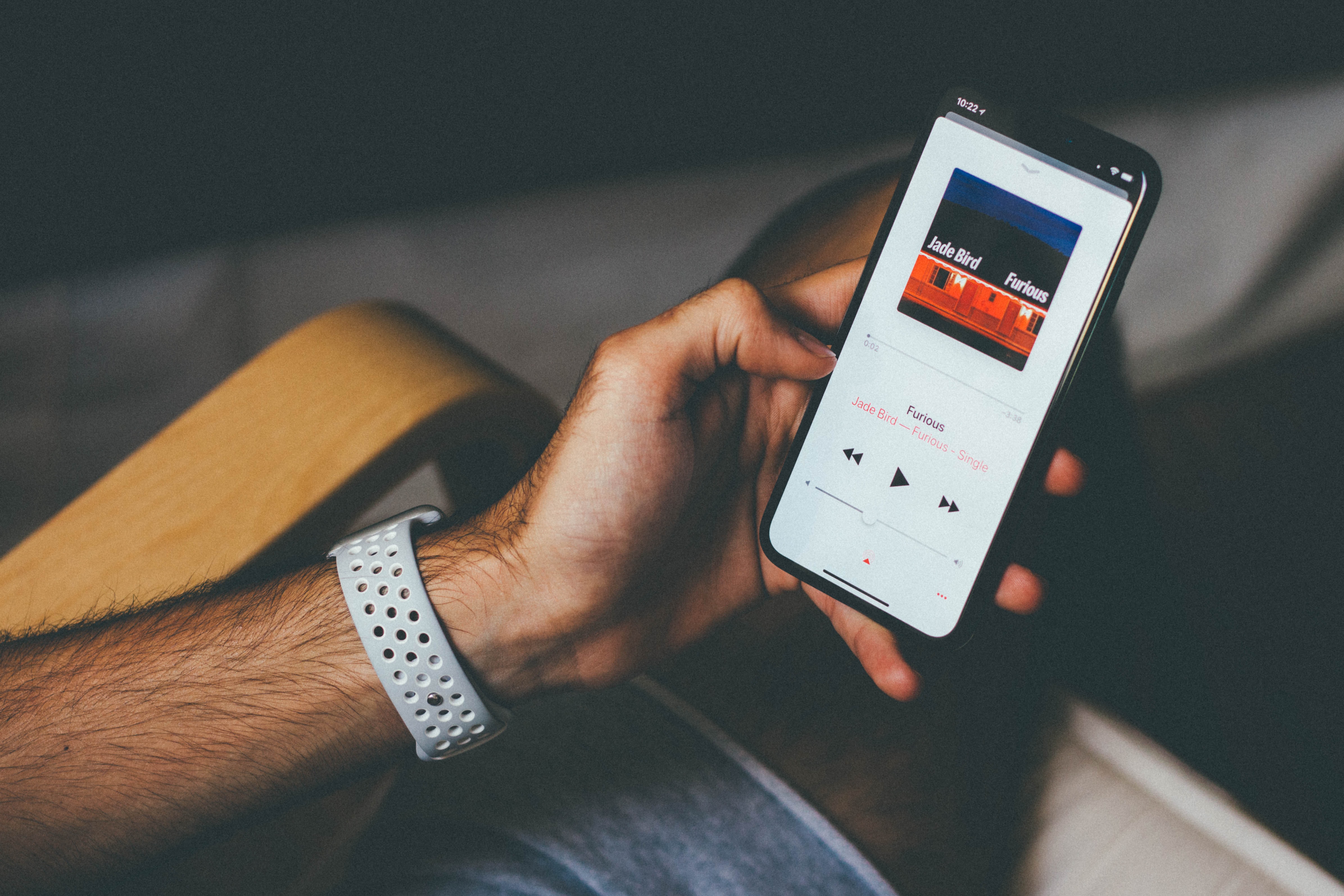 Los usuarios están reportando un error que borra las canciones que tienen en las listas de reproducción. (Unsplash)