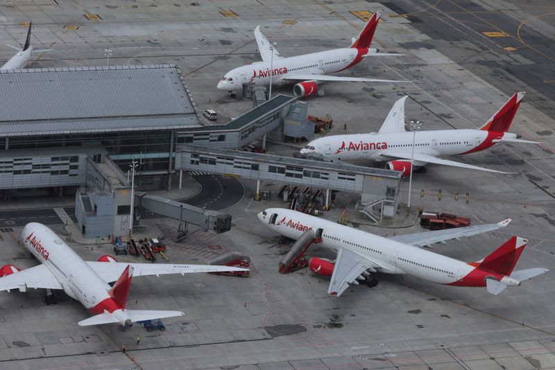 Foto de archivo. Aviones de la aerolínea Avianca permanecen estacionados en el aeropuerto El Dorado de Bogotá, Colombia. REUTERS/Luisa González