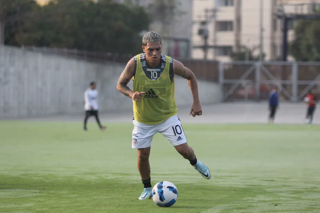 Juan Fernando Quintero tuvo una molestia en el tobillo antes del juego de Junior contra Santa Fe. Twitter Junior