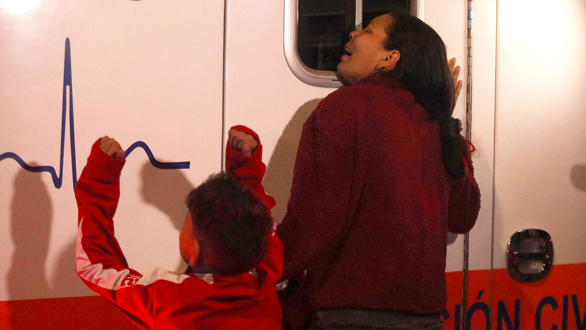 Viangly, a Venezuelan migrant, cries next to an ambulance in which her husband, who was injured in a fire, is being transported following a fire at the immigration station in Ciudad Juarez, Chihuahua state on March 28, 2023, where at least 39 people were killed and dozens injured after a fire at the immigration station. (Photo by HERIKA MARTINEZ / AFP)