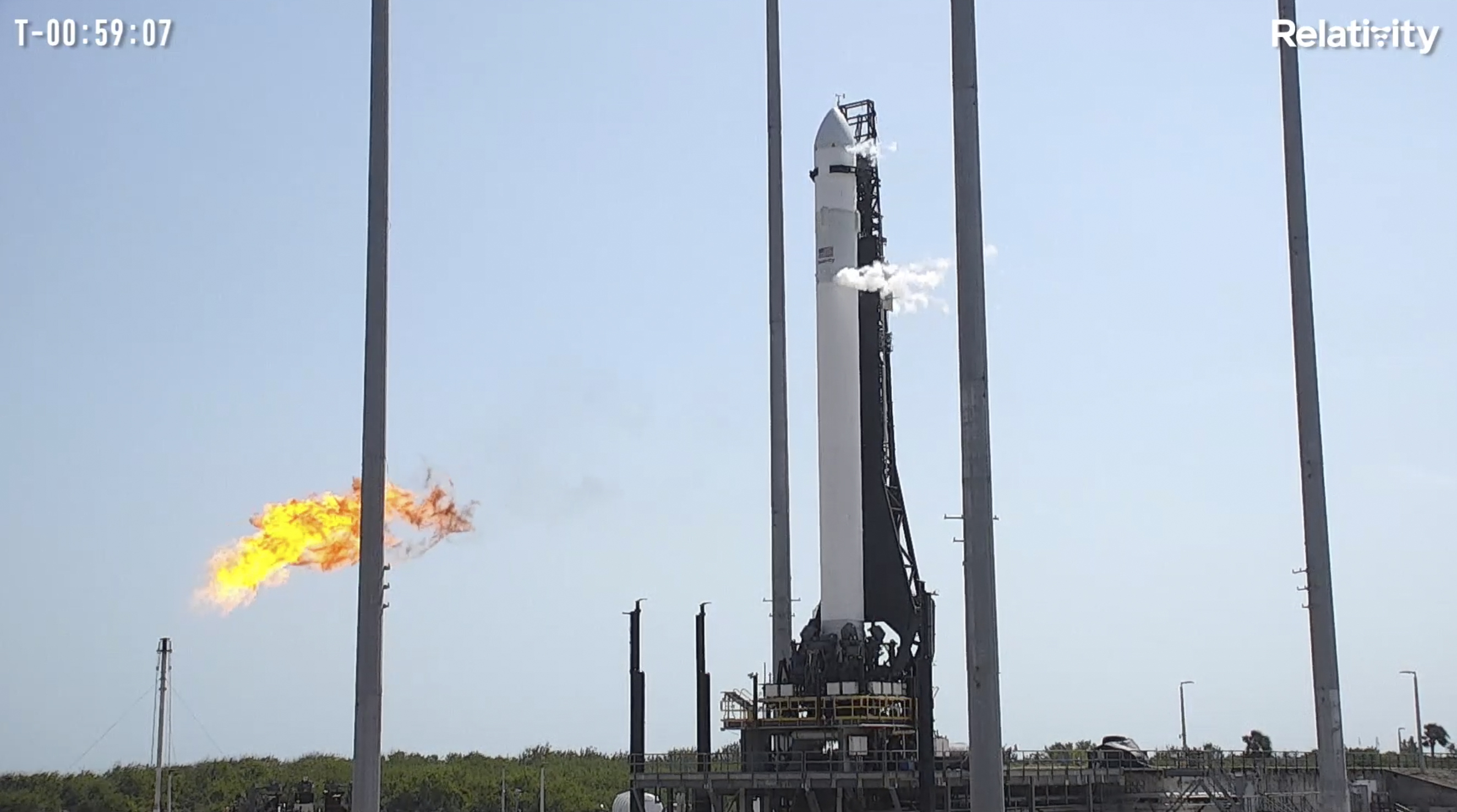 La imagen de un video distribuida por Relativity Space muestra el cohete Terran 1 sobre la plataforma de lanzamiento en Cabo Cañaveral, Florida, miércoles 8 de marzo de 2023. El cohete, construido casi exclusivamente con partes impresas en 3D, aguarda su lanzamiento inicial. (Relativity Space via AP)