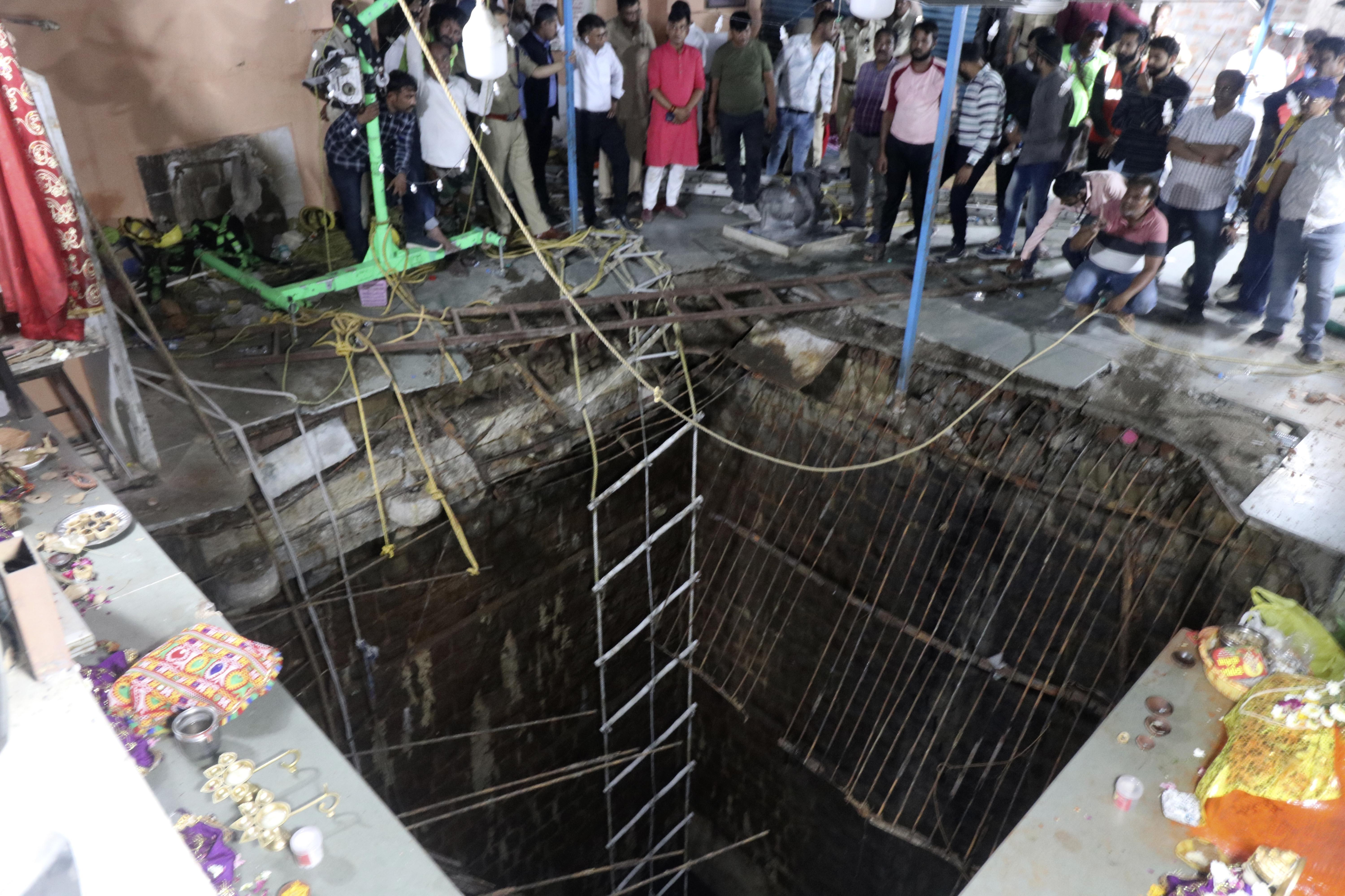 Al menos 35 personas murieron en la India tras el hundimiento del suelo de un templo durante una celebración religiosa. (AP)