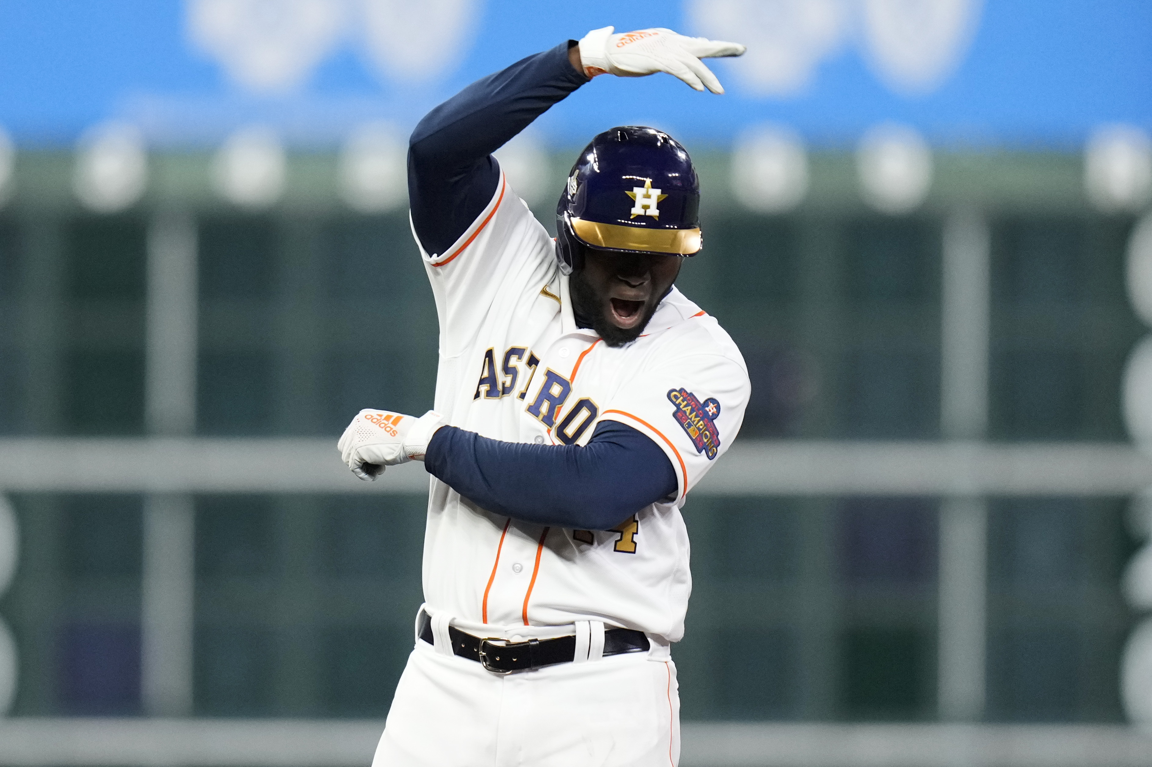 El cubano Yordan Álvarez, de los Astros de Houston, festeja su doble de tres carreras ante los Medias Blancas de Chicago, el viernes 31 de marzo de 2023 (AP Foto/Eric Christian Smith)