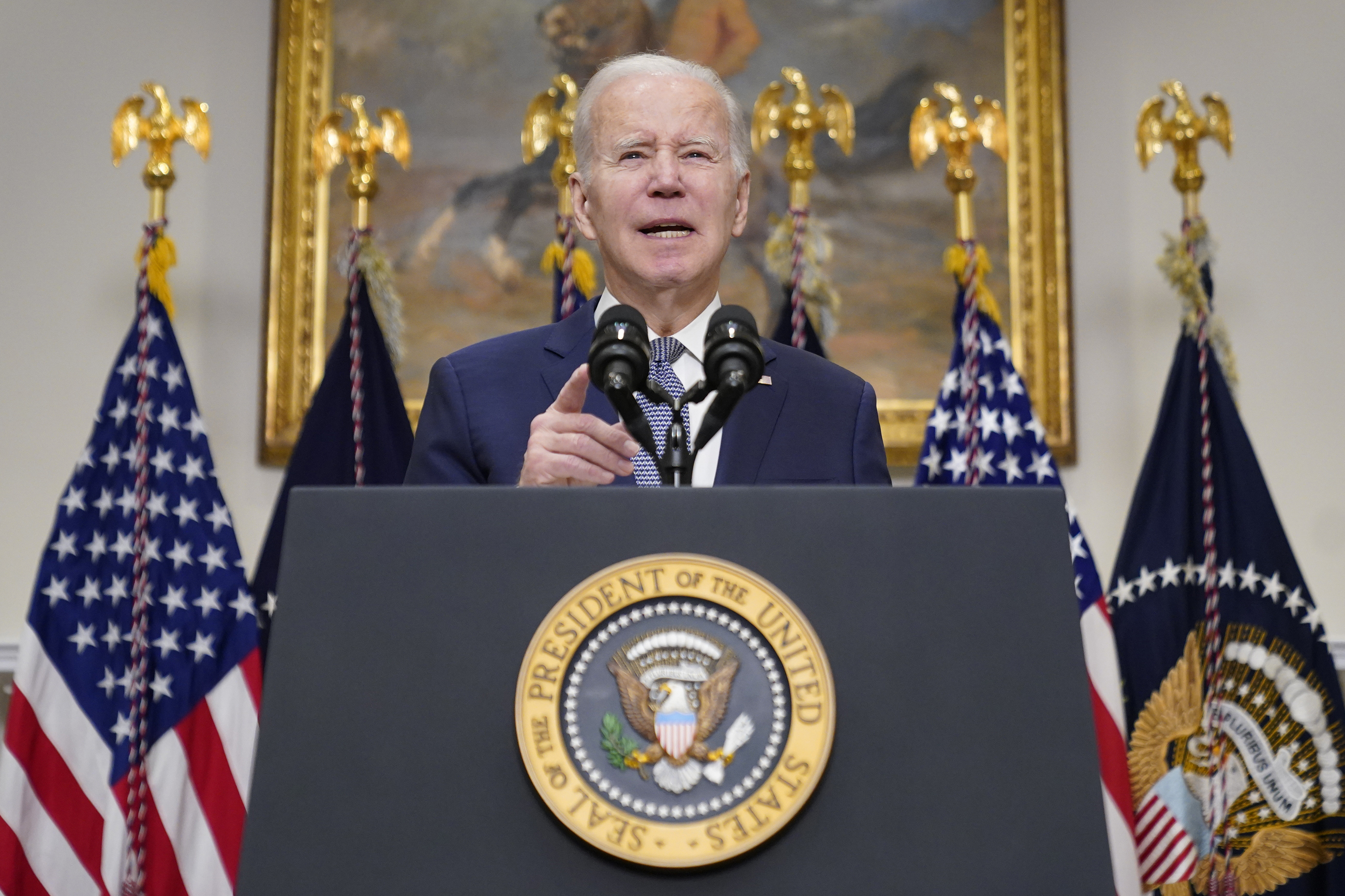 El presidente Joe Biden habla sobre el sistema bancario en la Sala Roosevelt de la Casa Blanca, el lunes 13 de marzo de 202, en Washington. (Foto AP/Andrew Harnik)