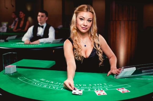 La popularidad y vigencia que mantiene el blackjack en los sitios de juego en línea es innegable. Cortesía: Infobae.