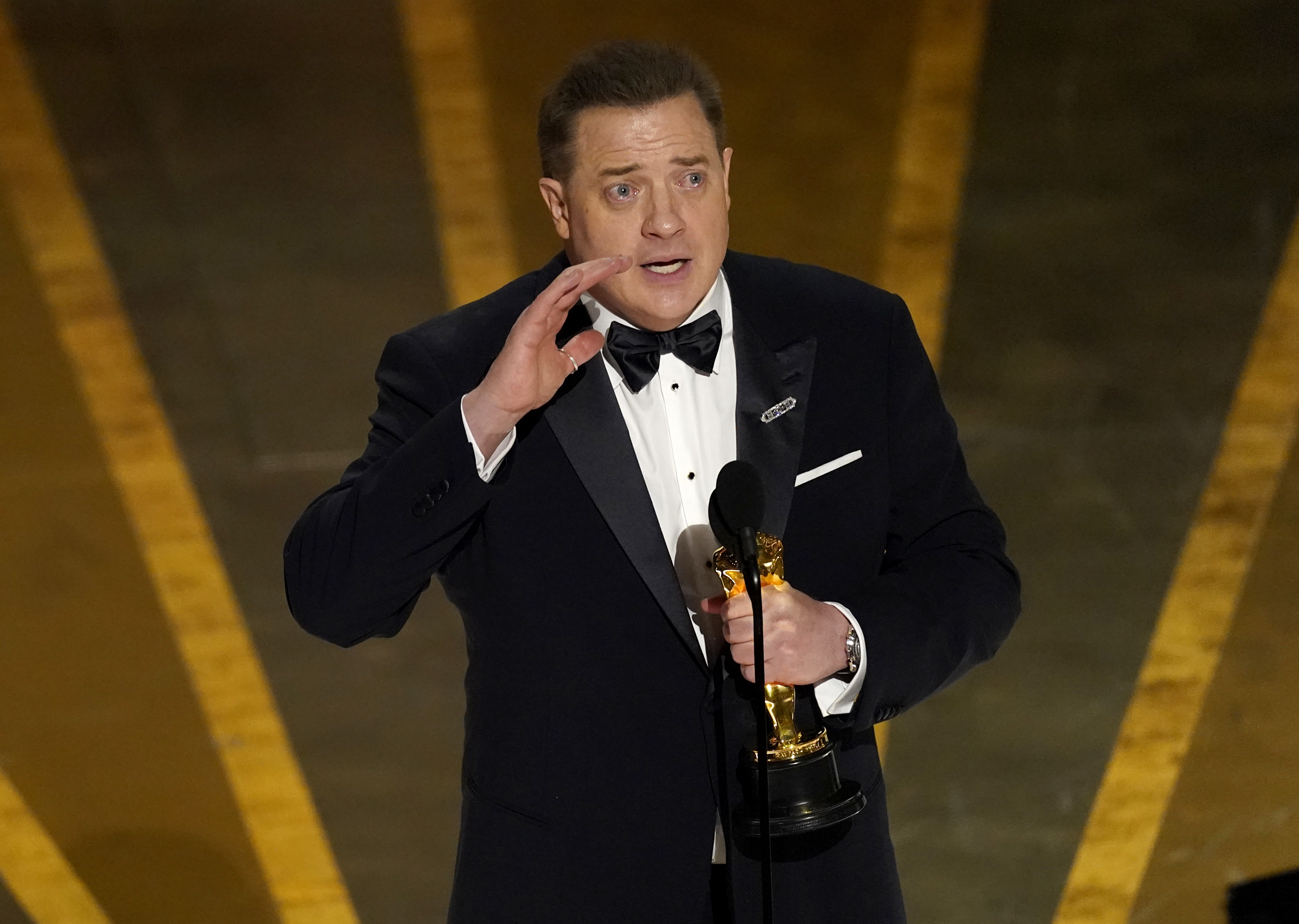 Brendan Fraser reibe el Oscar a mejor actor por "The Whale" en los Oscar el domingo 12 de marzo de 2023 en el Teatro Dolby en Los Angeles. (Foto AP/Chris Pizzello)