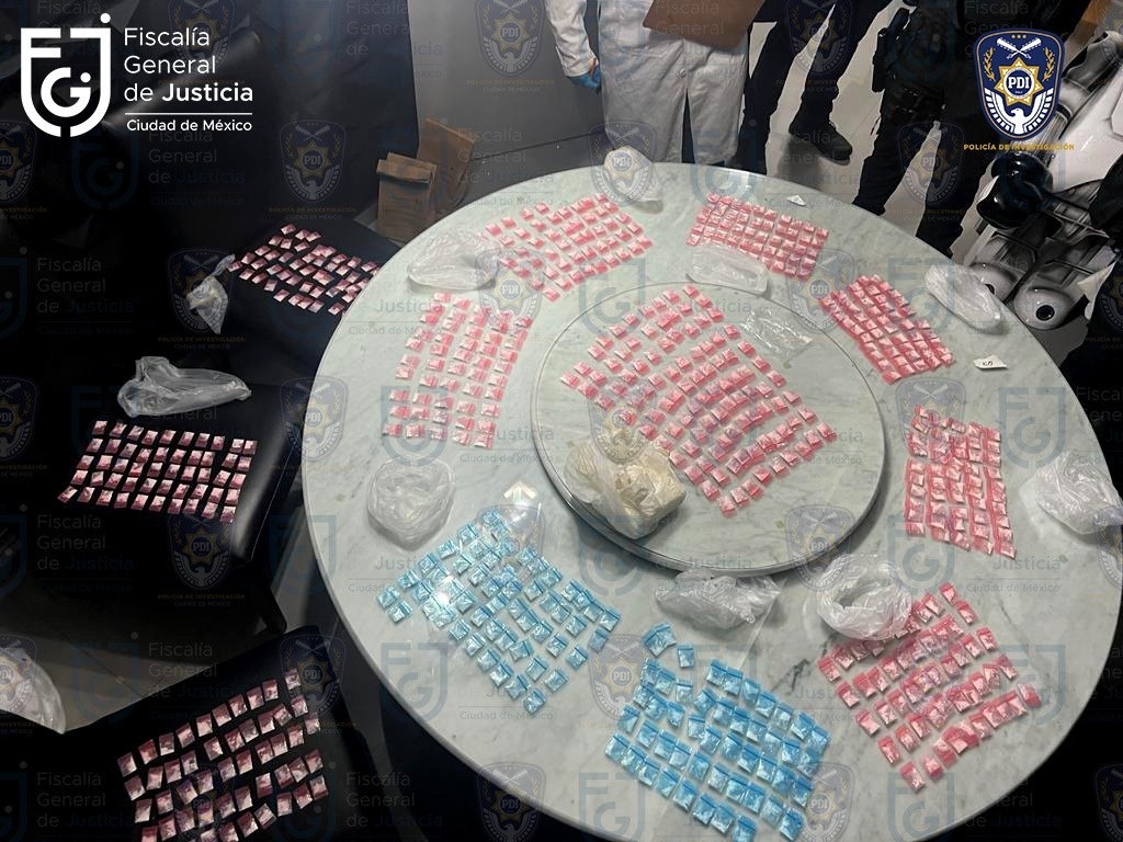 En el lugar fueron halladas dosis de posible cocaína y presunta marihuana
(Foto: Fiscalía CDMX)