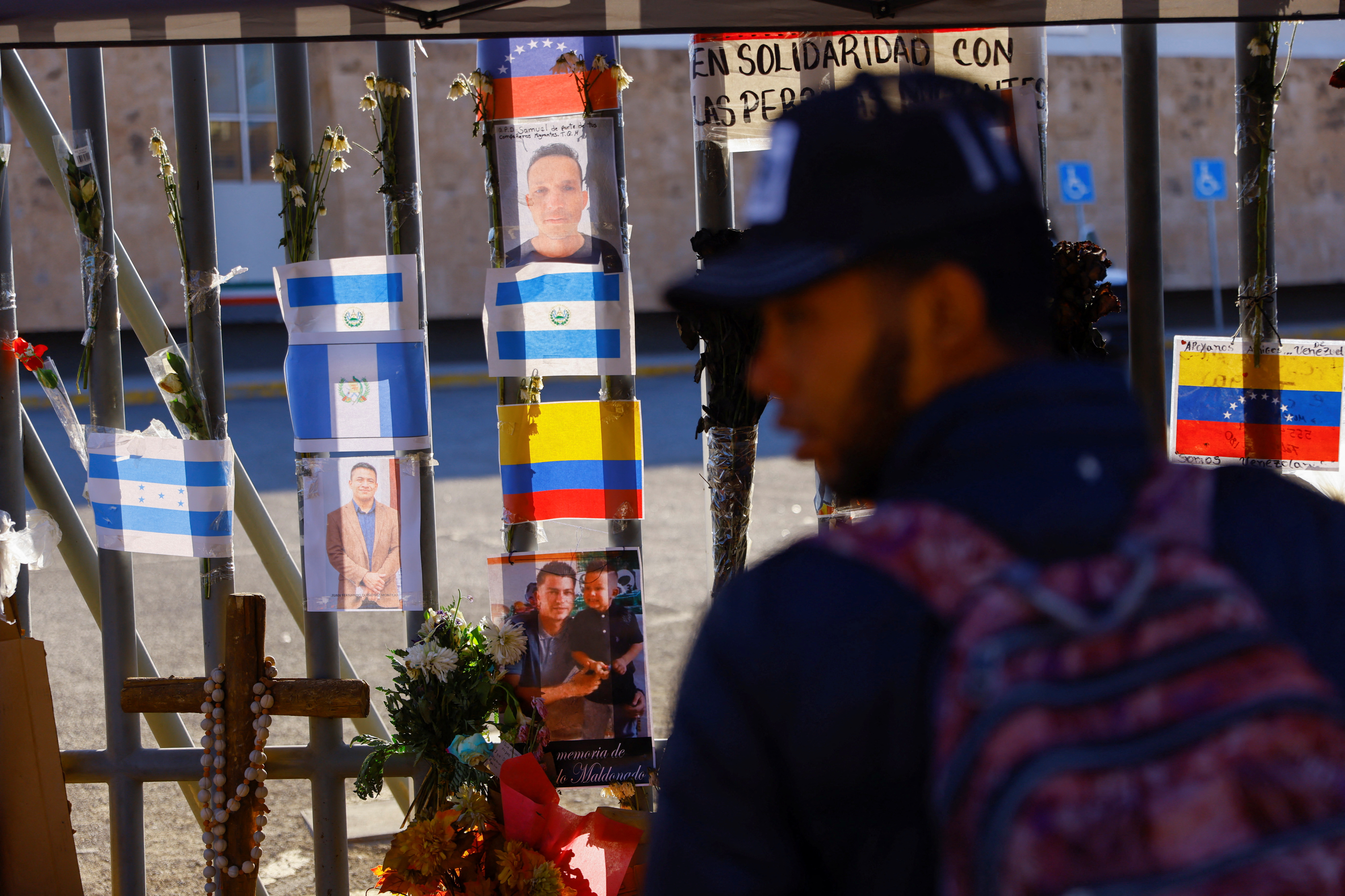 Un migrante se para cerca de un monumento improvisado afuera del centro de detención de inmigrantes donde varios migrantes murieron después de que estalló un incendio el lunes por la noche, en Ciudad Juárez, México, el 31 de marzo de 2023. Foto: REUTERS/José Luis Gonzáles
