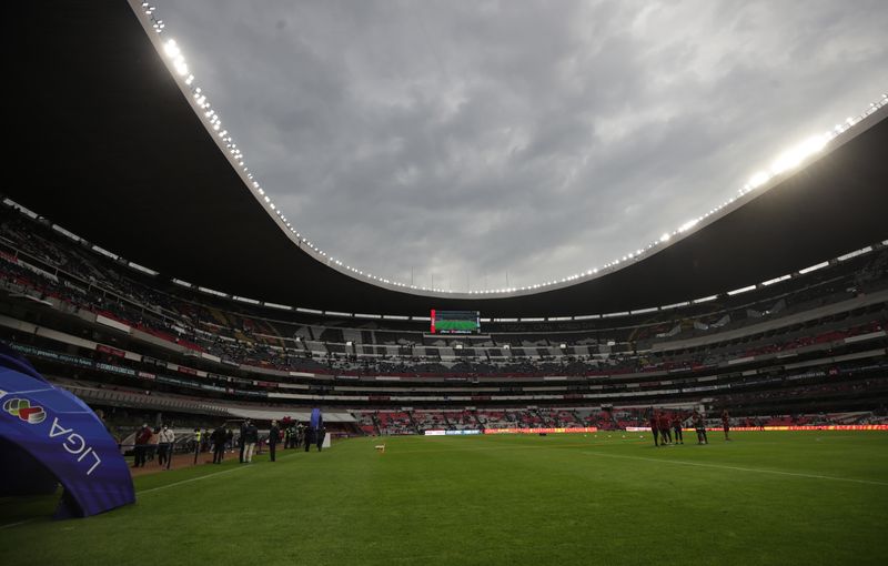 El llamado de atención por porte de Cofepris se dio luego de que se viera a Ricardo Ferreti fumar al interior del Azteca (REUTERS/Henry Romero)