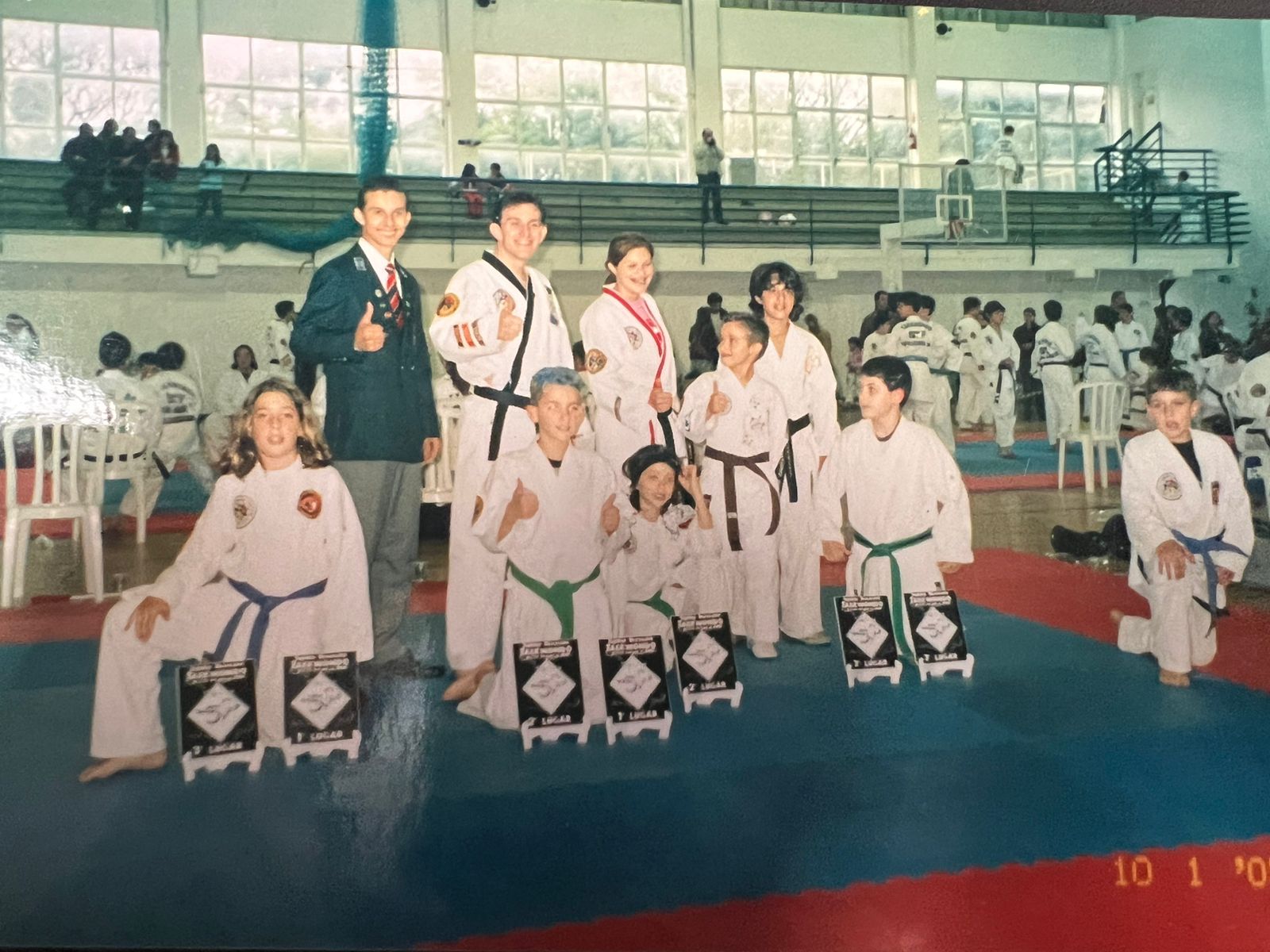 Franco (el rubio de pelo largo, a la izquierda) se destacó de chico en Taekwondo por su trabajo detallista