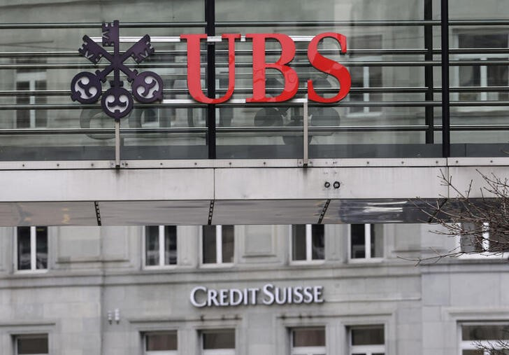 FOTO DE ARCHIVO. Los logos de los bancos suizos UBS y Credit Suisse en Zúrich, Suiza. 19 de marzo de 2023. REUTERS/Moritz Hager