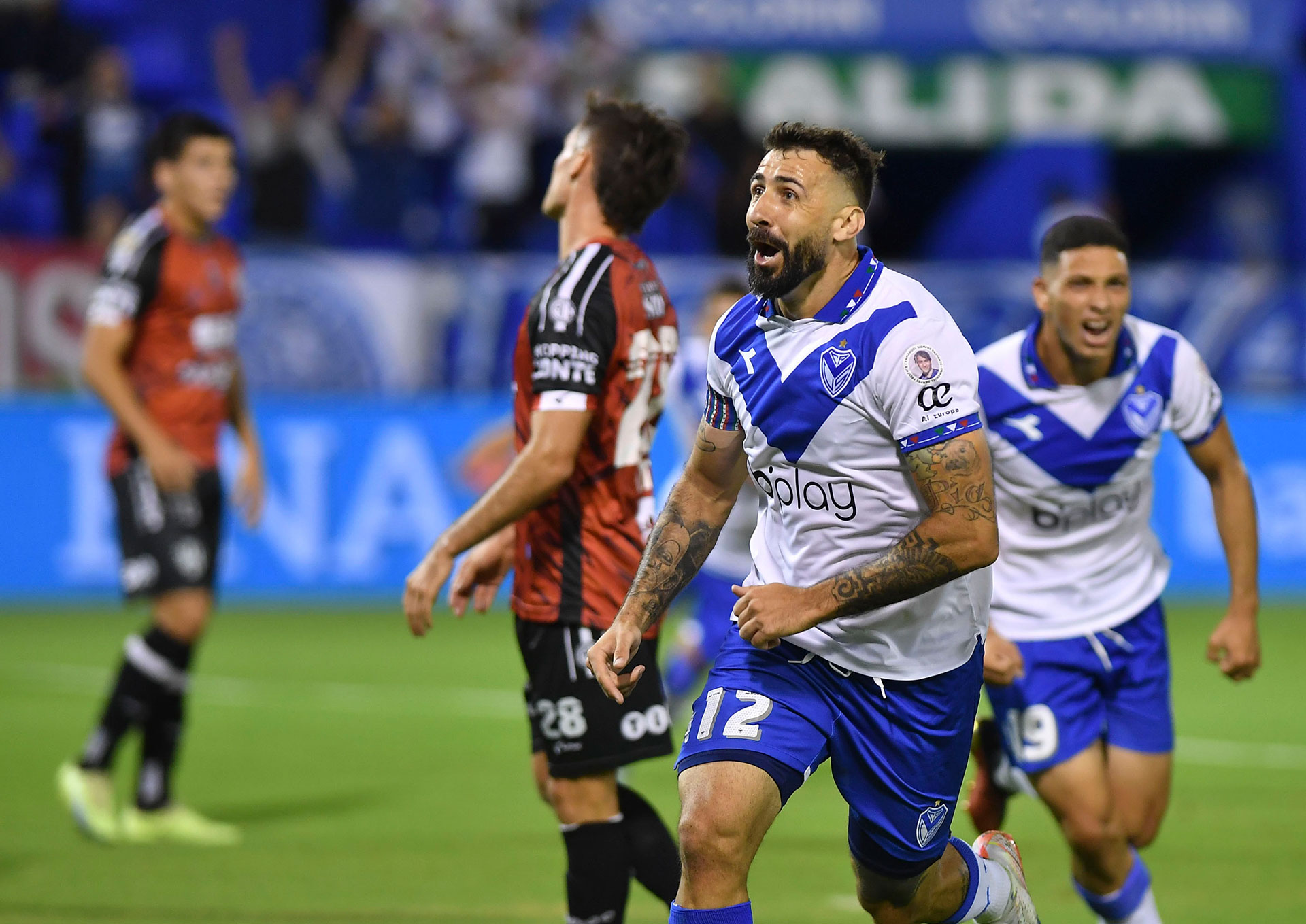 Lucas Pratto festeja el 1-0 de Vélez ante Central Córdoba de Santiago del Estero (Télam)