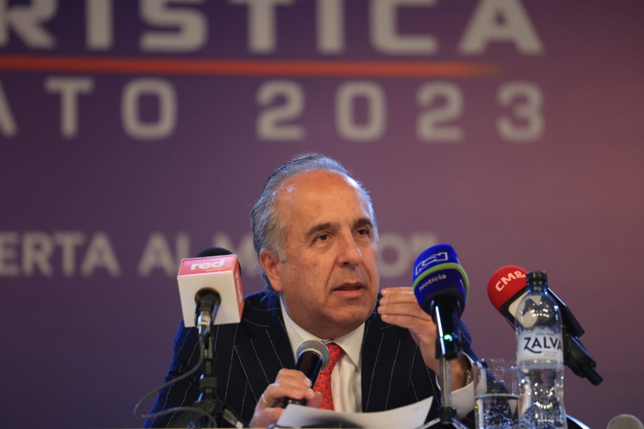 El ministro Guillermo Reyes anunció que las medidas buscarían beneficiar no solo a los 466.000 pasajeros afectados desde la noche del 27 de febrero al primero de marzo de 2023, sino también a los más de 200 mil usuarios que tienen tiquetes comprados para vuelos en marzo. Ministerio de Transporte