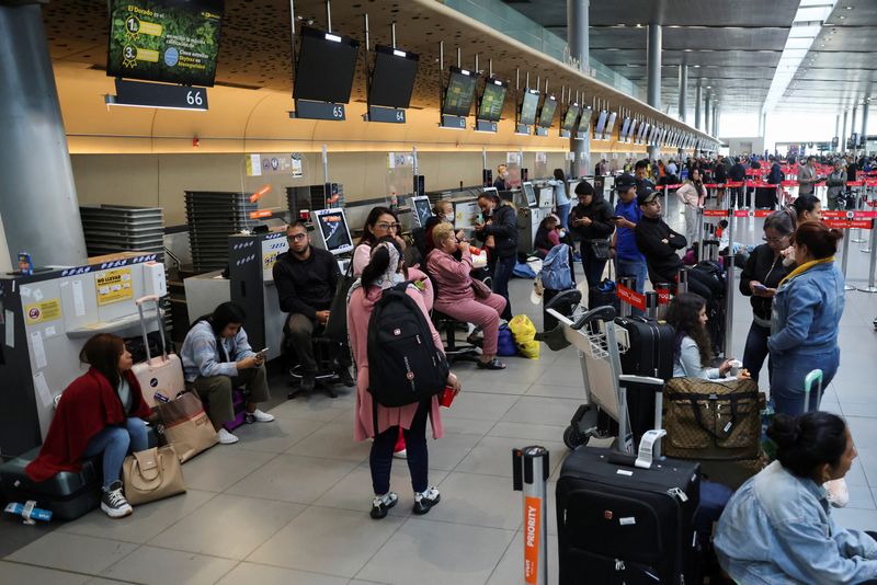 Foto de archivo referencial de pasajeros afectados por Viva Air. Hoy son cientos de pasajeros los que quedaron varados en el aeropuerto El Dorado tras el cese de operaciones de Ultra Air. REUTERS/Luisa González