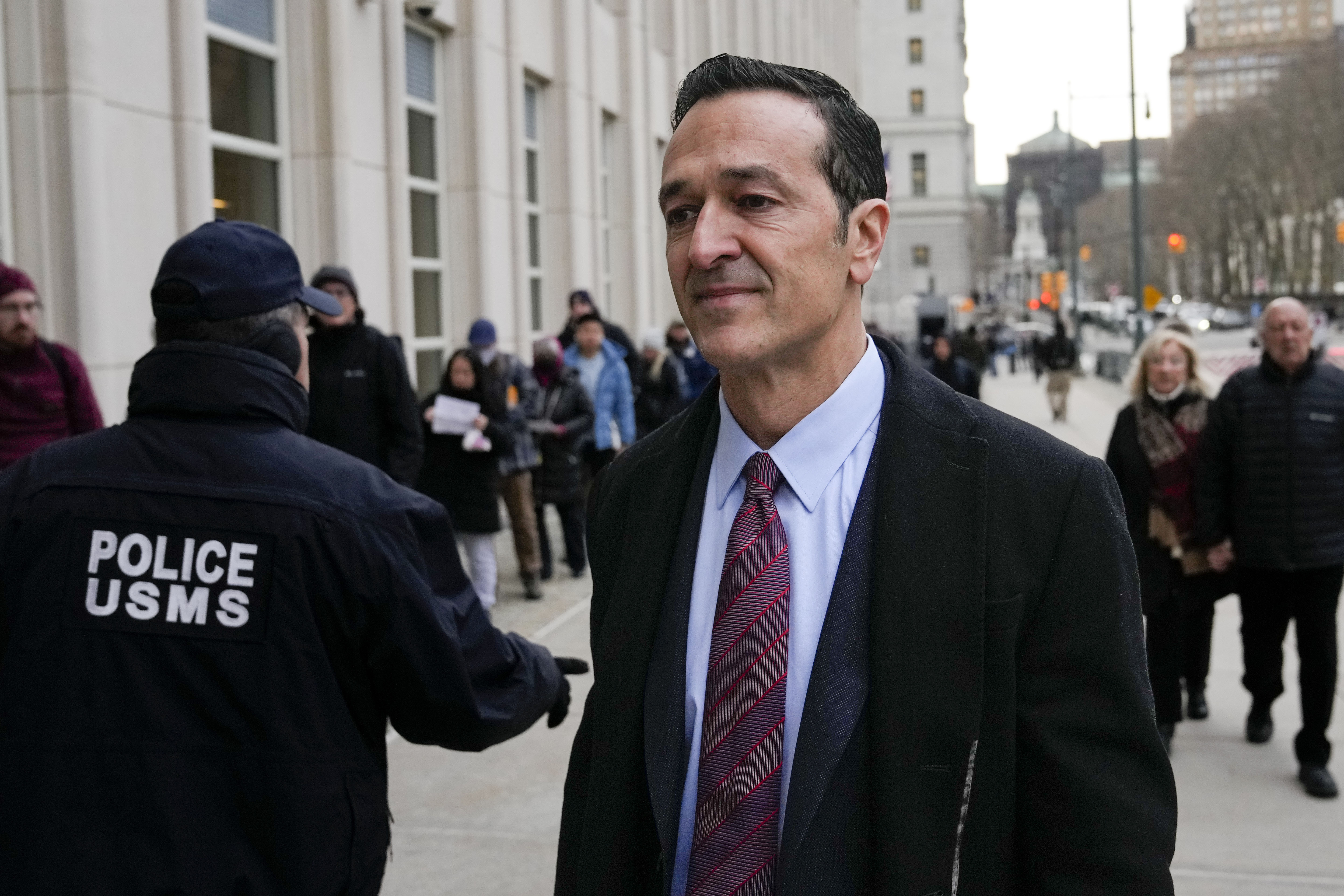 ARCHIVO - El exejecutivo de 21st Century Fox Hernán López llega a una corte federal en Brooklyn, el 17 de enero de 2023 (AP Foto/John Minchillo, archivo)