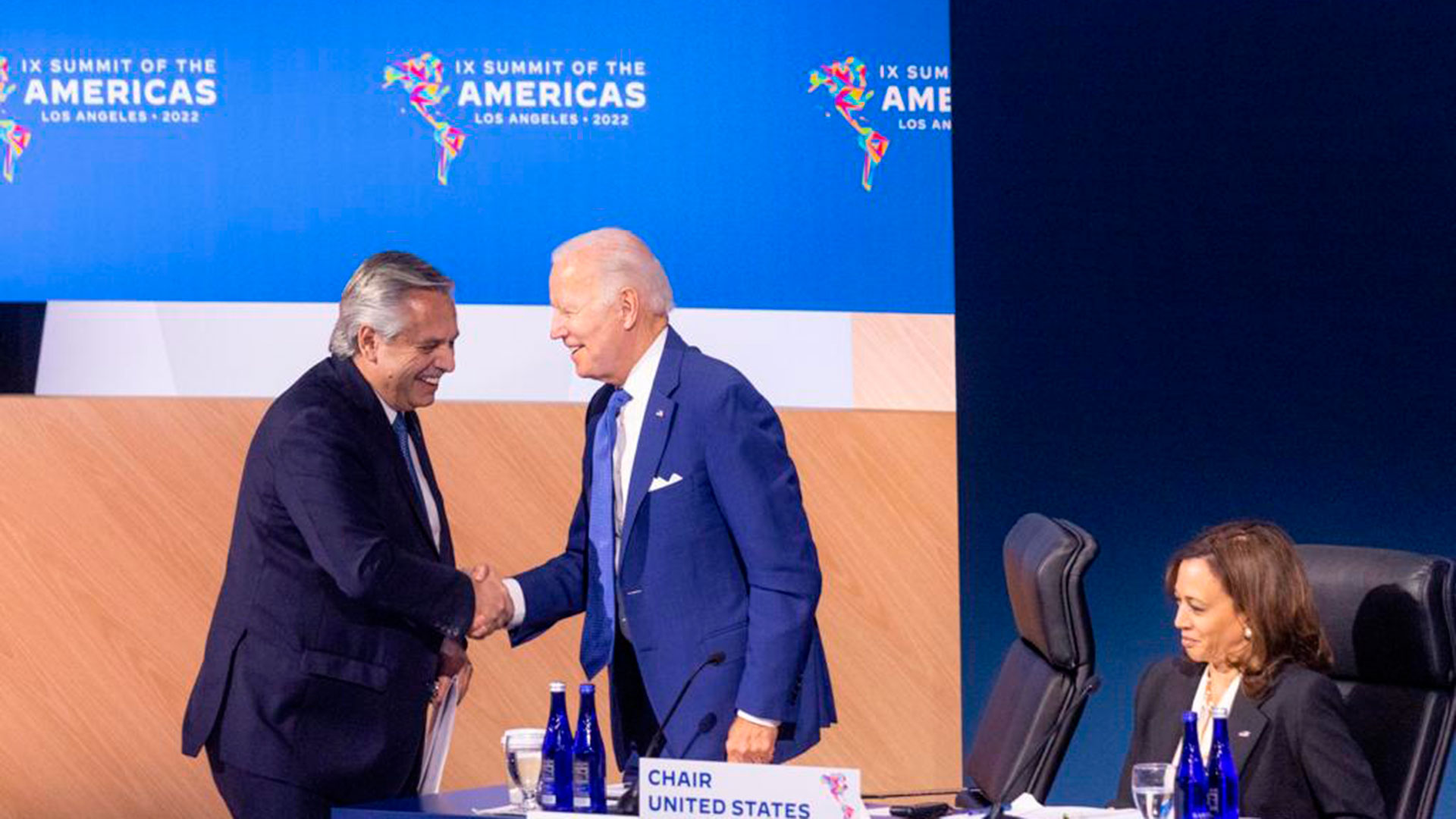 Alberto Fernández saluda a Joseph Biden durante la Cumbre de Las Américas