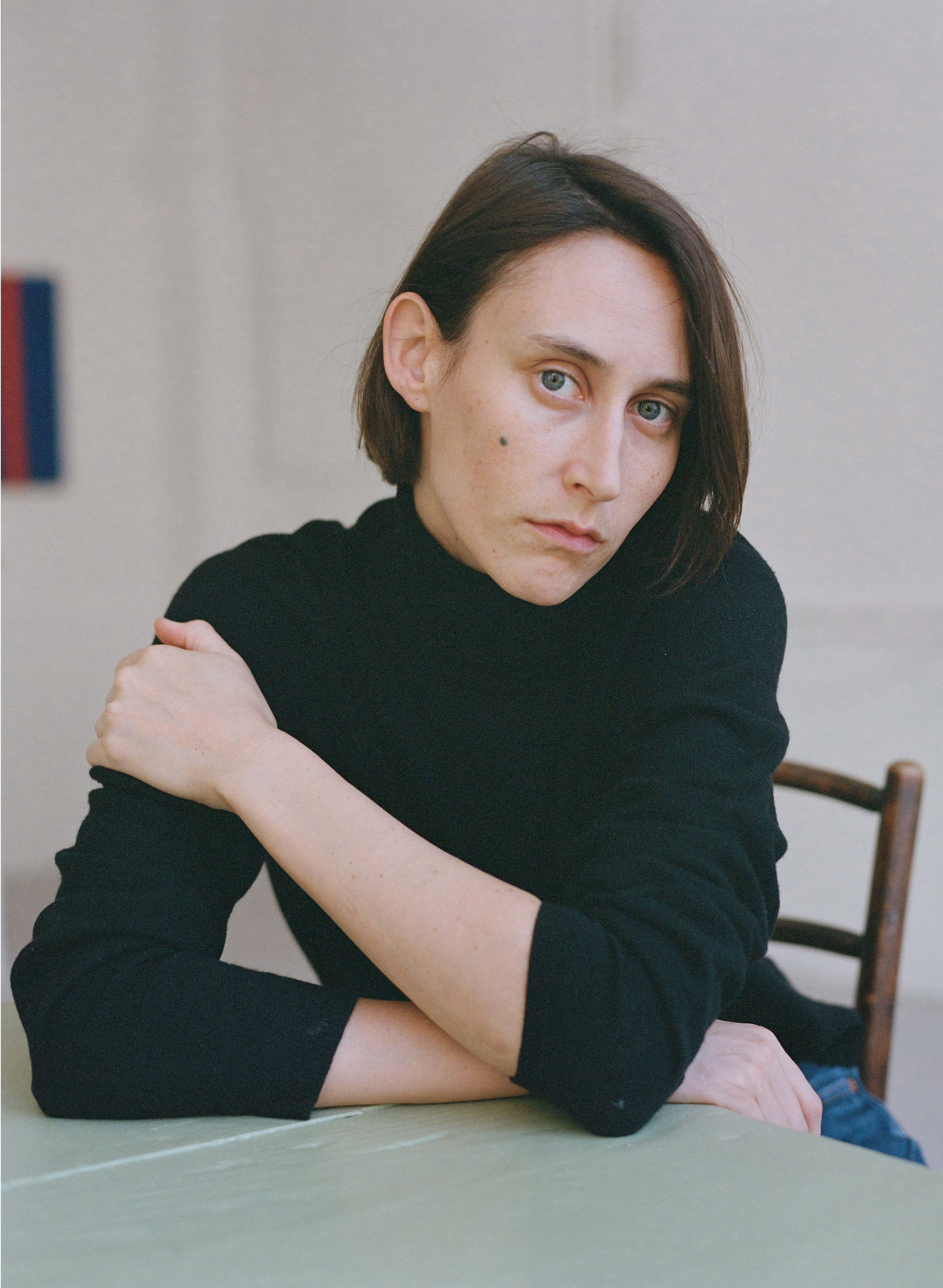 "Sabía que quería ser artista, y me atraía lo audiovisual, pero como mi mamá siempre trabajo en el mundo del arte, yo quería ir por otro lado, y me fascinaba el cine", cuenta Clara Cullen (Foto: Max Farago)