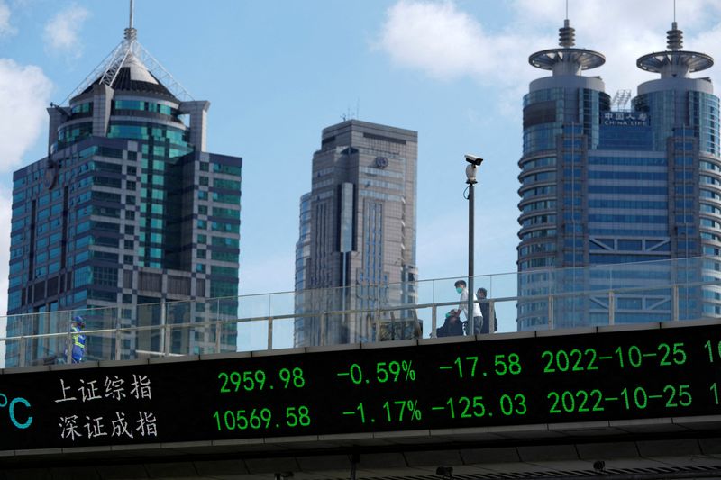 FOTO DE ARCHIVO. Un tablero electrónico muestra los índices bursátiles de Shanghái y Shenzhen en el distrito financiero de Lujiazui en Shanghái, China. 25 de octubre de 2022. REUTERS/Aly Song