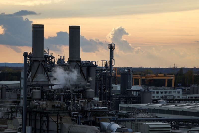 FOTO DE ARCHIVO: Industria química BASF en Schwarzheide, Alemania, 1 de noviembre de 2022. REUTERS/Lisi Niesner