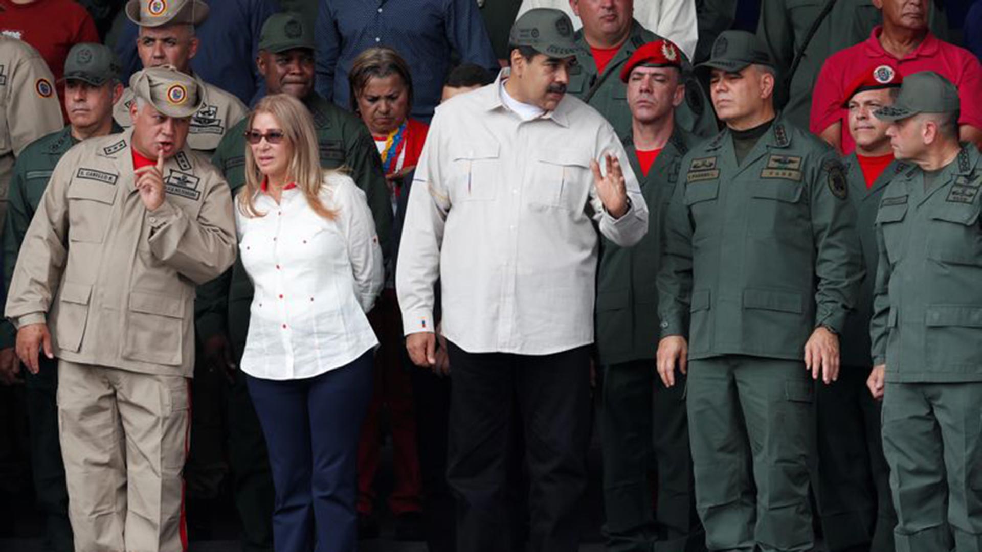 Nicolás Maduro habla con el ministro de Defensa de Venezuela, Vladimir Padrino López, y con Remigio Ceballos, comandante estratégico de operaciones de las Fuerzas Armadas Nacionales Bolivarianas, mientras el presidente de la Asamblea Nacional Constituyente de Venezuela, Diosdado Cabello, habla con Cilia Flores, esposa de Maduro, durante una ceremonia para conmemorar el 17 aniversario del regreso al poder del difunto presidente de Venezuela, Hugo Chávez. 13 de abril de 2019. (REUTERS/Carlos García Rawlins)