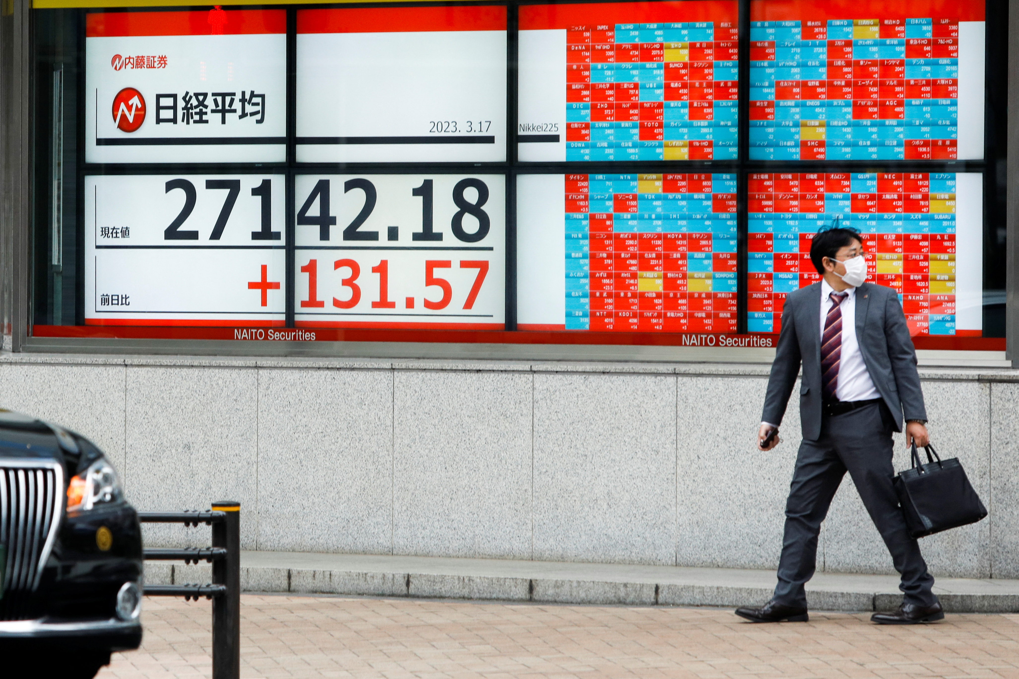 Las bolsas de Asia reaccionan con bajas ante los problemas bancarios en Europa y EEUU. (REUTERS/Androniki Christodoulou)