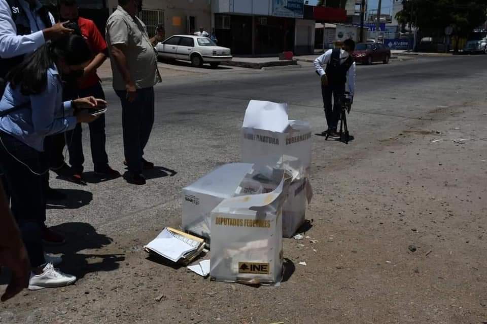 robo de urnas en Los Mochis (Foto: Twitter@VIOLENTOFOLLOW)
