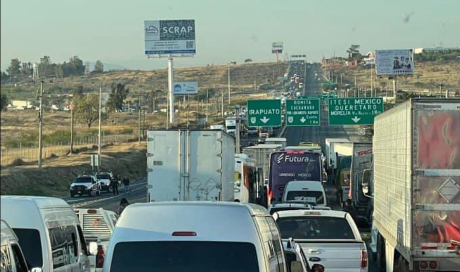 Usuarios reportan bloqueo de ambos sentido en la carreta Irapuato-León (Twitter/PrimerPlanoInfo)