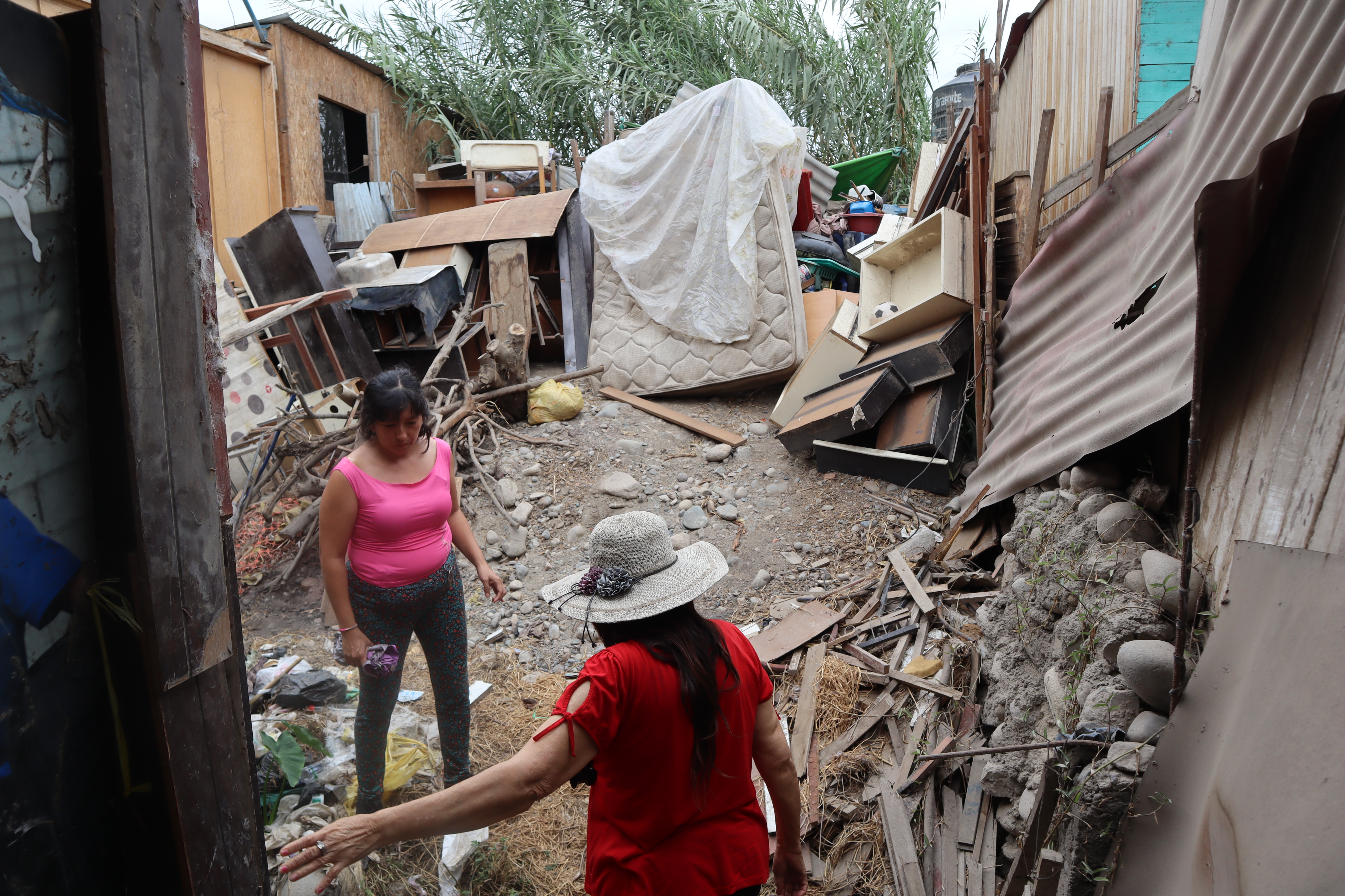Los vecinos del asentamiento humano del río Chillón han amontonado sus pertenencias con la esperanza de no perderlas. (Infobae/Paula Elizalde)