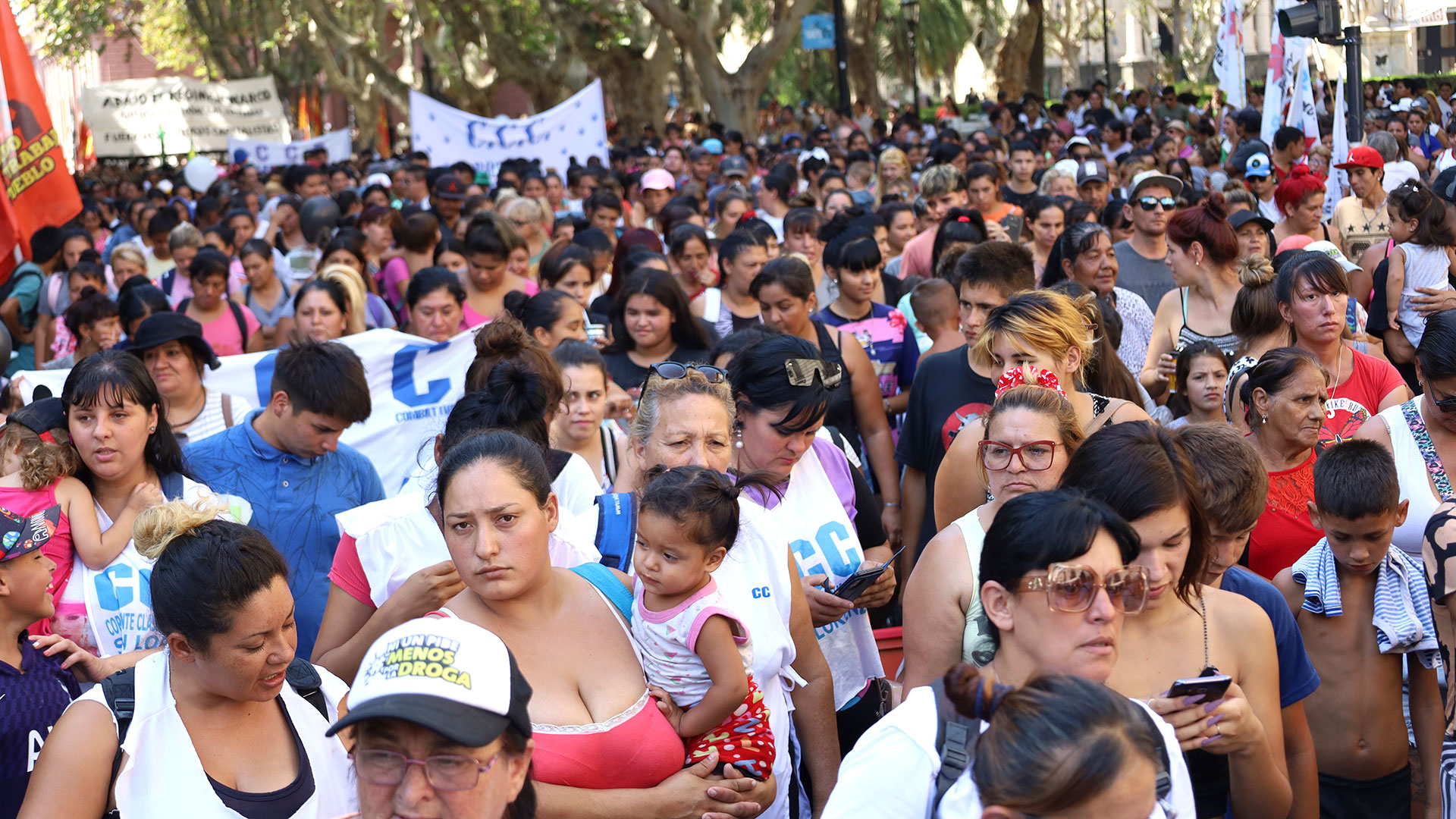 La marcha de los vecinos de Los Pumitas tras el crimen de Máximo.