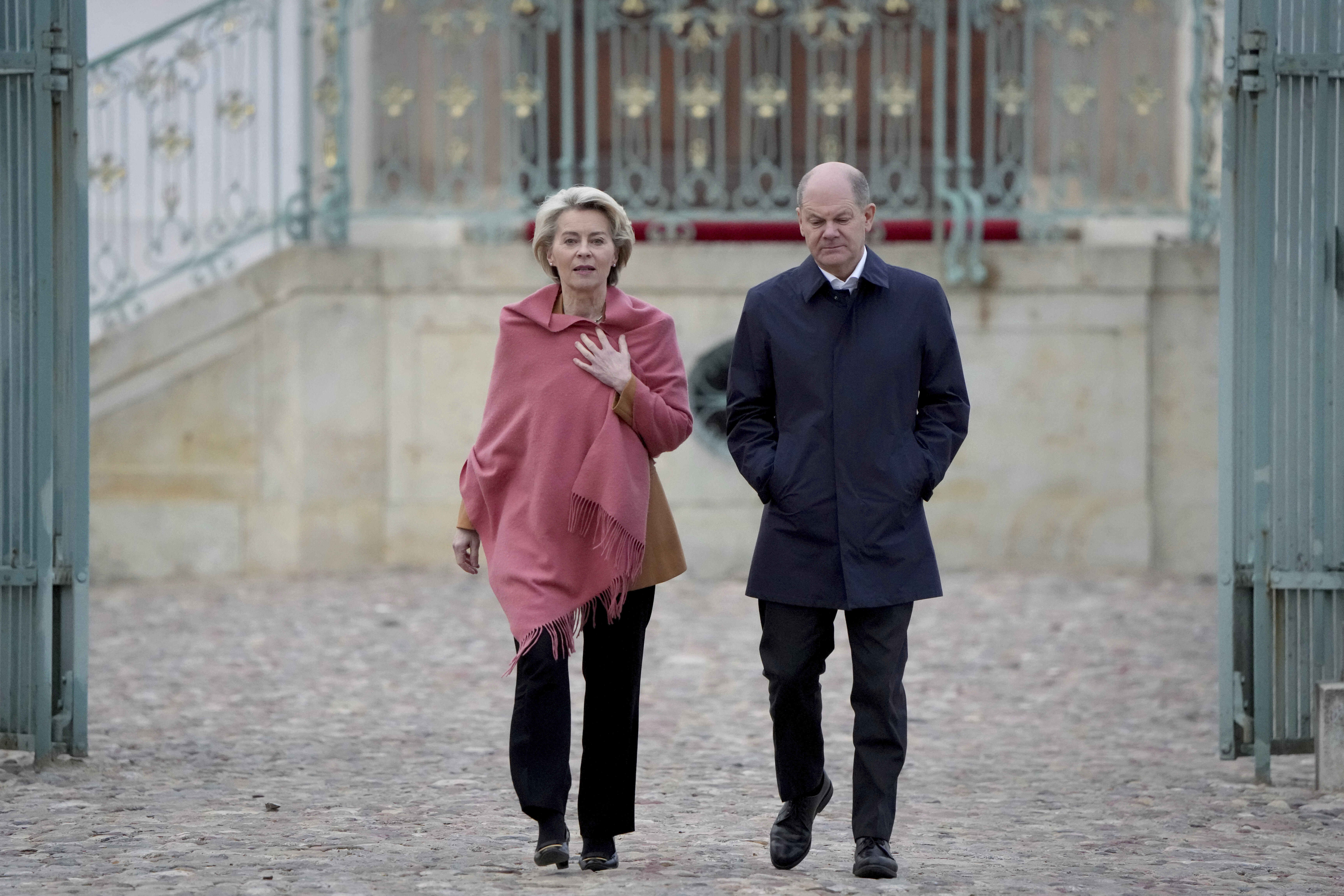 El canciller alemán, Olaf Scholz, y la presidenta de la Comisión Europea, Ursula von der Leyen, llegan a una conferencia de prensa en el Palacio de Meseberg, en Gransee, cerca de Berlín, Alemania, el domingo 5 de marzo de 2023. (Foto AP/Michael Sohn)