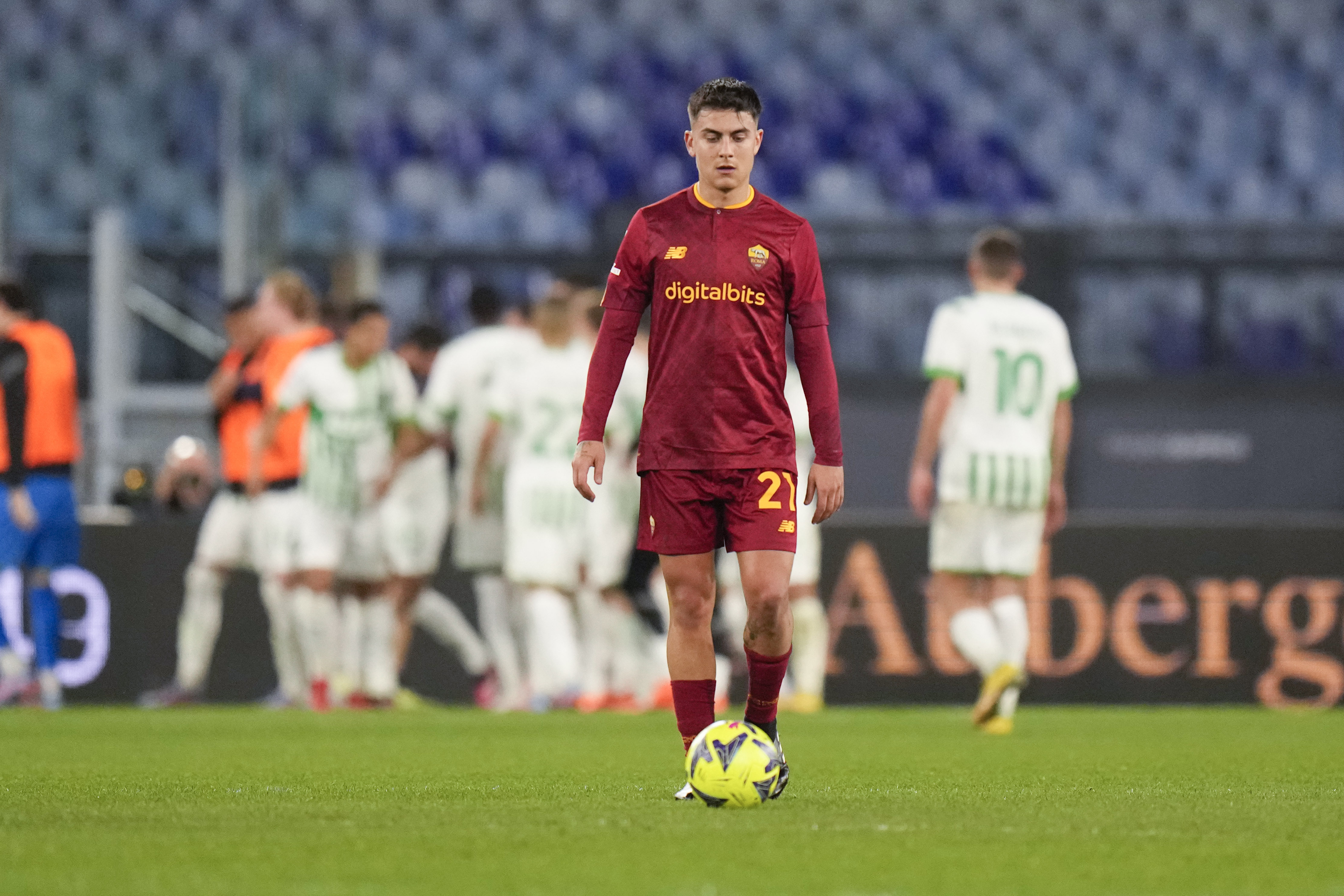 El atacante argentino Paulo Dybala reacciona luego que Andrea Pinamonti anotó el cuarto gol de Sassuolo en el partido de la Serie A italiana, el domingo 12 de marzo de 2023. (AP Foto/Alessandra Tarantino)