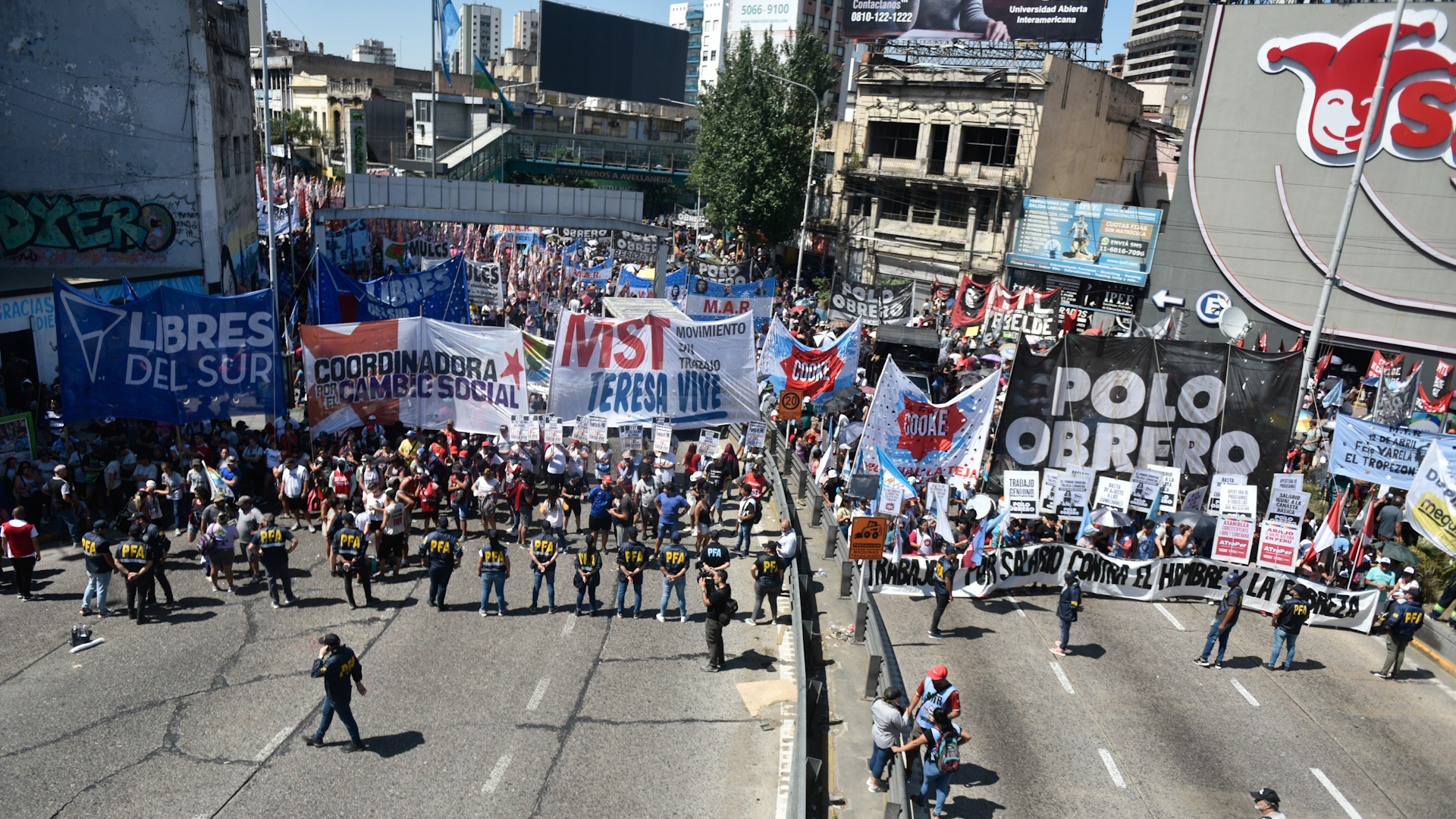 El Polo Obrero y la Unidad Piquetera realiza cortes y busca bloquear rutas y puentes en 100 puntos de las principales ciudades del país (Adrián Escandar)