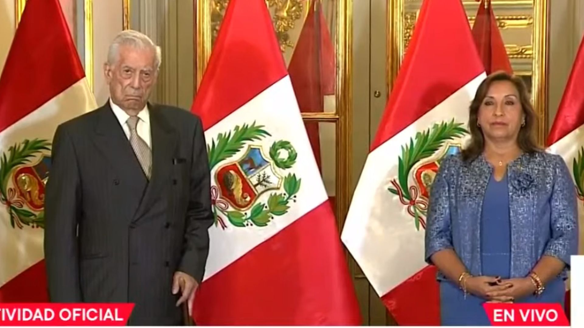 Mario Vargas Llosa recibe el Gran Collar de la Orden del Sol de manos de Dina Boluarte