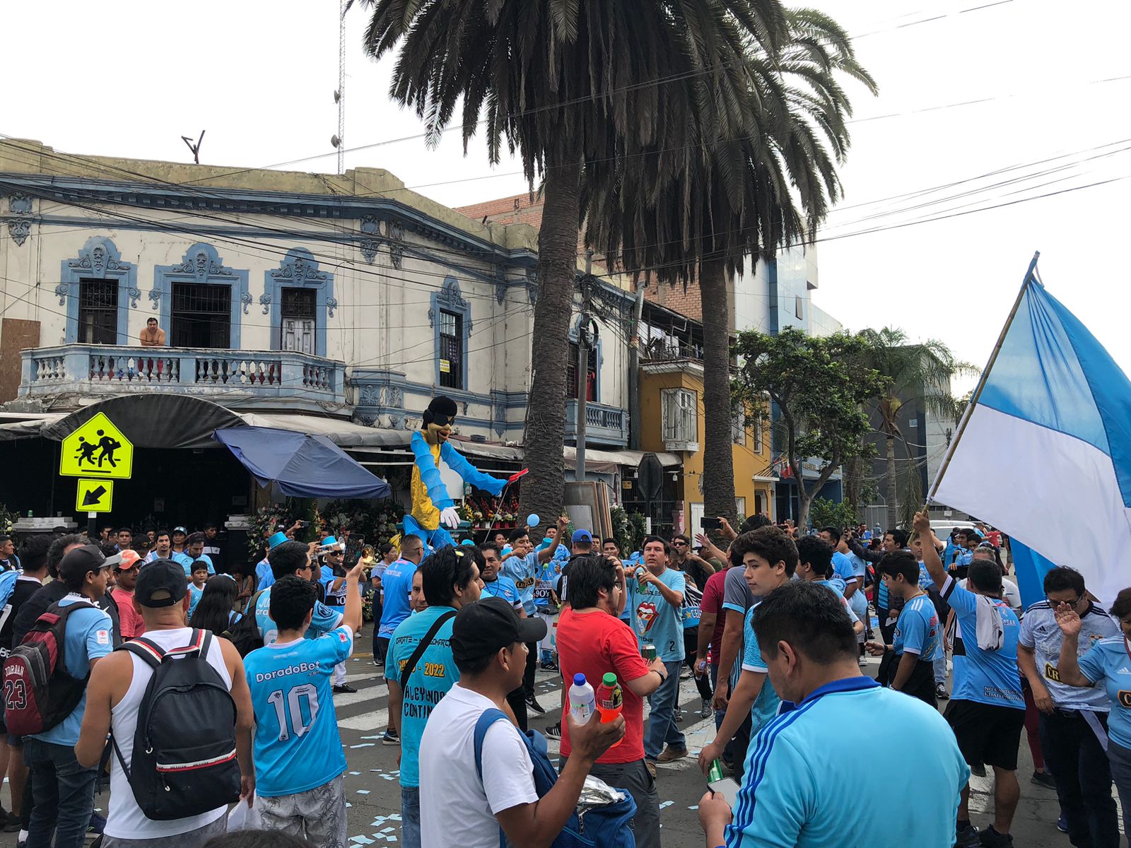 Sporting Cristal vs Huracán: fanáticos del cuadro 'cervecero' (Infobae)