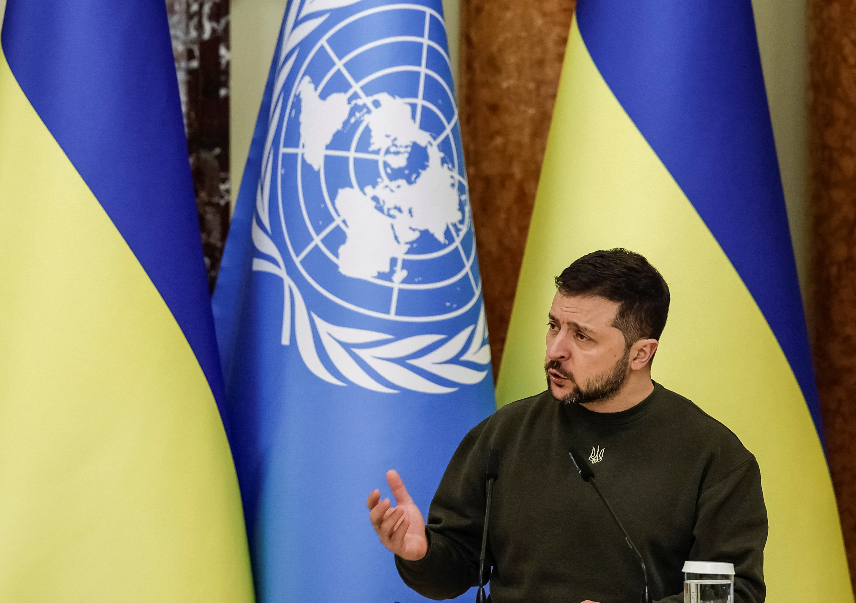 El presidente de Ucrania, Volodimir Zelensky, asiste a una rueda de prensa conjunta con el secretario general de la ONU, Antonio Guterres, en medio del ataque de Rusia a Ucrania, en Kiev, Ucrania, el 8 de marzo de 2023. REUTERS/Alina Yarysh