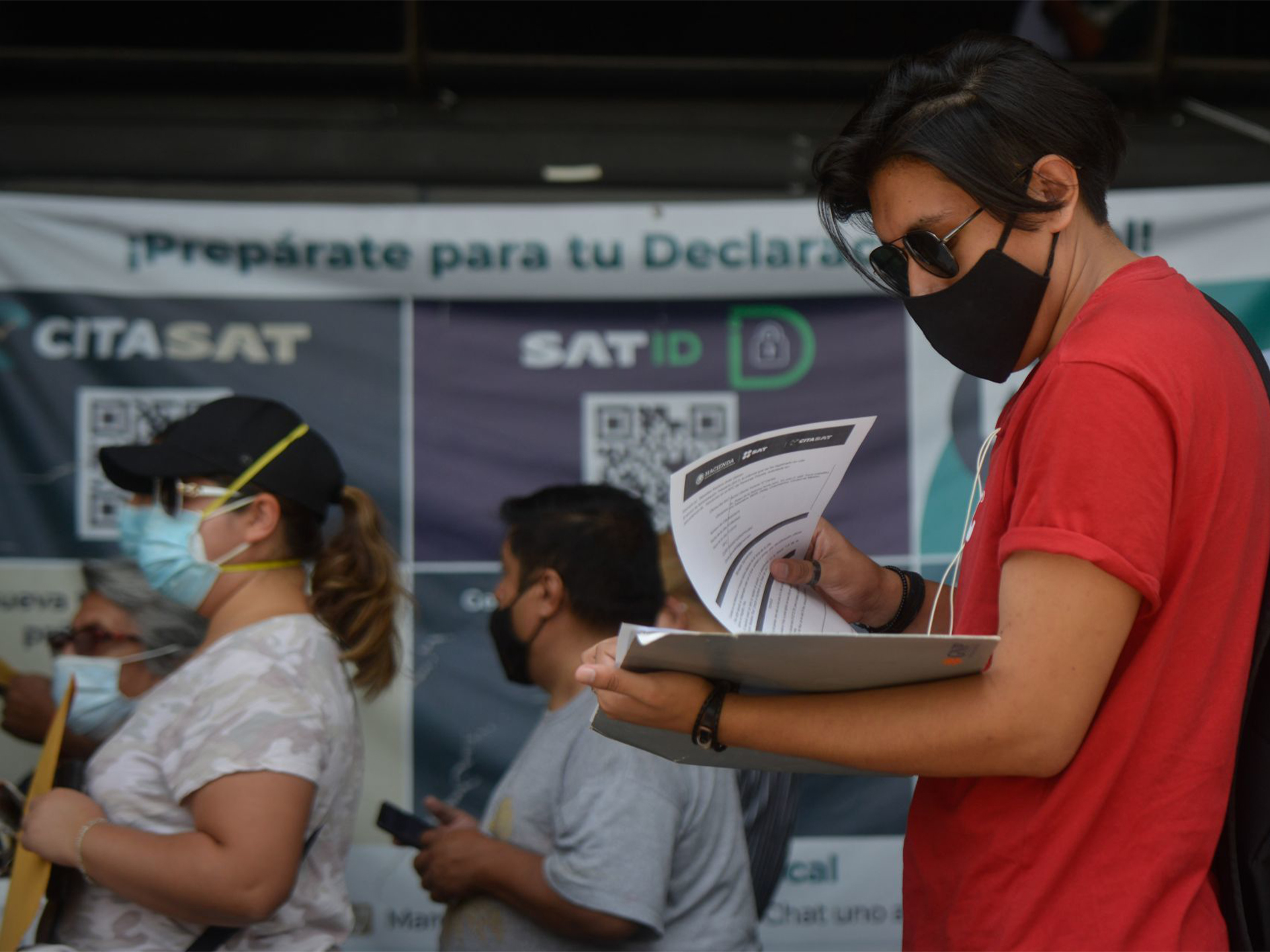 Algunas personas realizan trámites en oficinas del SAT. (Foto: Cuartoscuro)