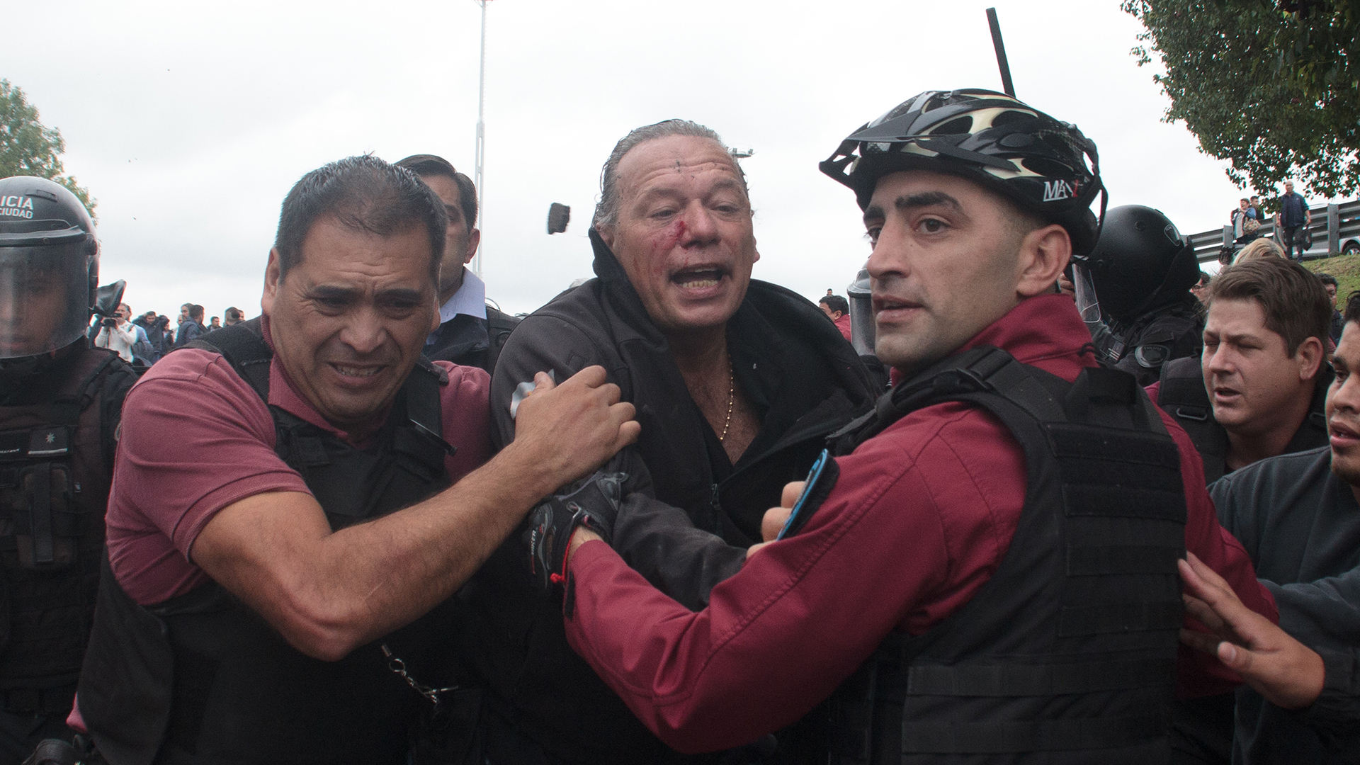 Sergio Berni fue agredido a golpes y a piedrazos por compañeros del colectivero asesinado (Luciano González)