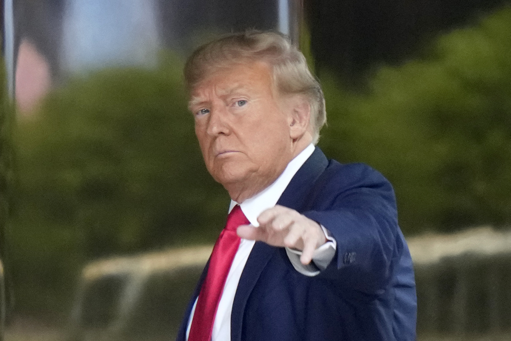 El expresidente de Estados Unidos Donald Trump llega a la Trump Tower en Nueva York el lunes 3 de abril de 2023. Estaba previsto que fuera fichado y procesado por cargos derivados de pagos para silenciar a otras personas durante su campaña de 2016. (AP Foto/Bryan Woolston)