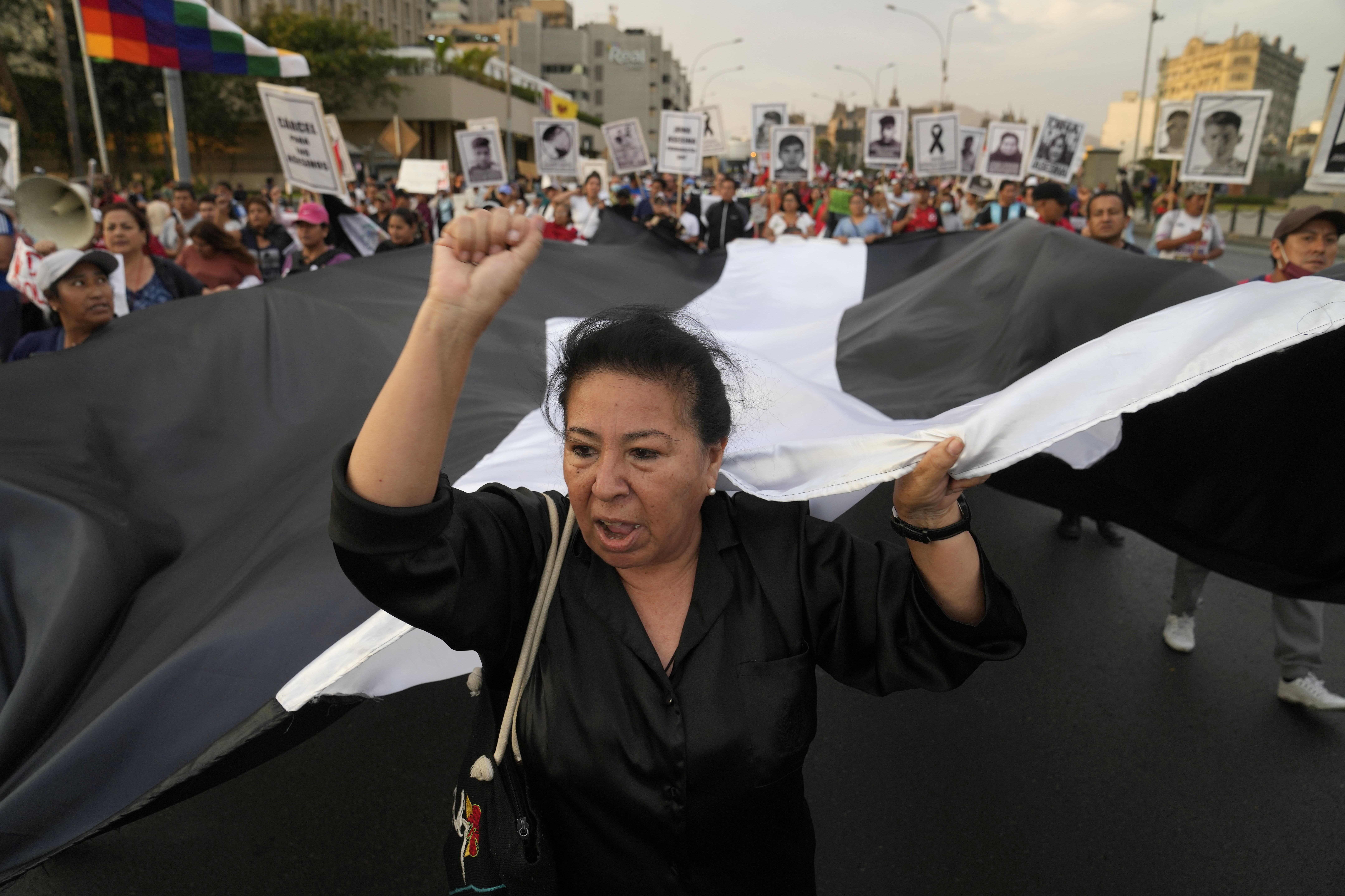 ARCHIVO - Manifestantes marchan contra la presidenta peruana Dina Boluarte en Lima, Perú, el jueves 12 de enero de 2023. El Congreso peruano evaluaba el martes 4 de abril de 2023 si admite un pedido para remover a la mandataria a causa de las muertes ocurridas durante las protestas en su contra. (AP Foto/Martín Mejía, Archivo)