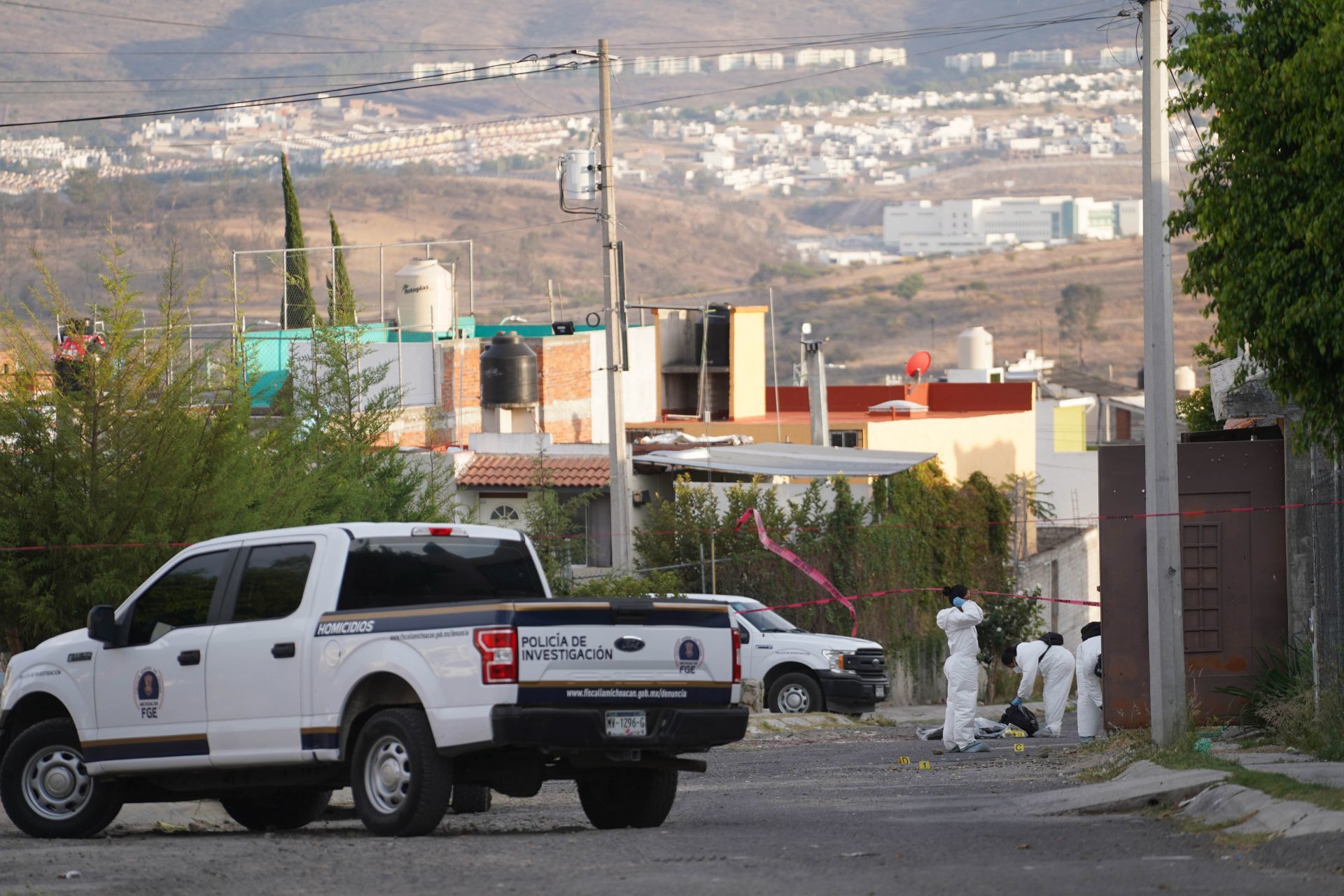 Los cuerpos de los agentes asesinados fueron trasladados al Semefo. (JUAN JOSÉ ESTRADA SERAFÍN /CUARTOSCURO)