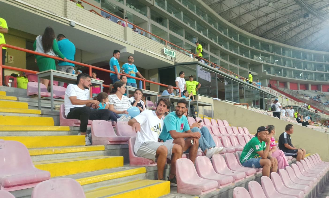 Rafael Guarderes y Renato Espinosa, futbolistas de Cantolao, en el Estadio Nacional previo al Cristal vs Fluminense.