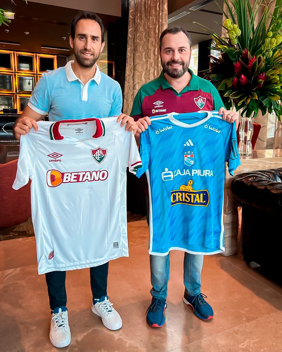 Joel Raffo y Mário Bittencourt, presidentes de Sporting Cristal y Fluminense respectivamente, intercambiaron camisetas. (Sporting Cristal)