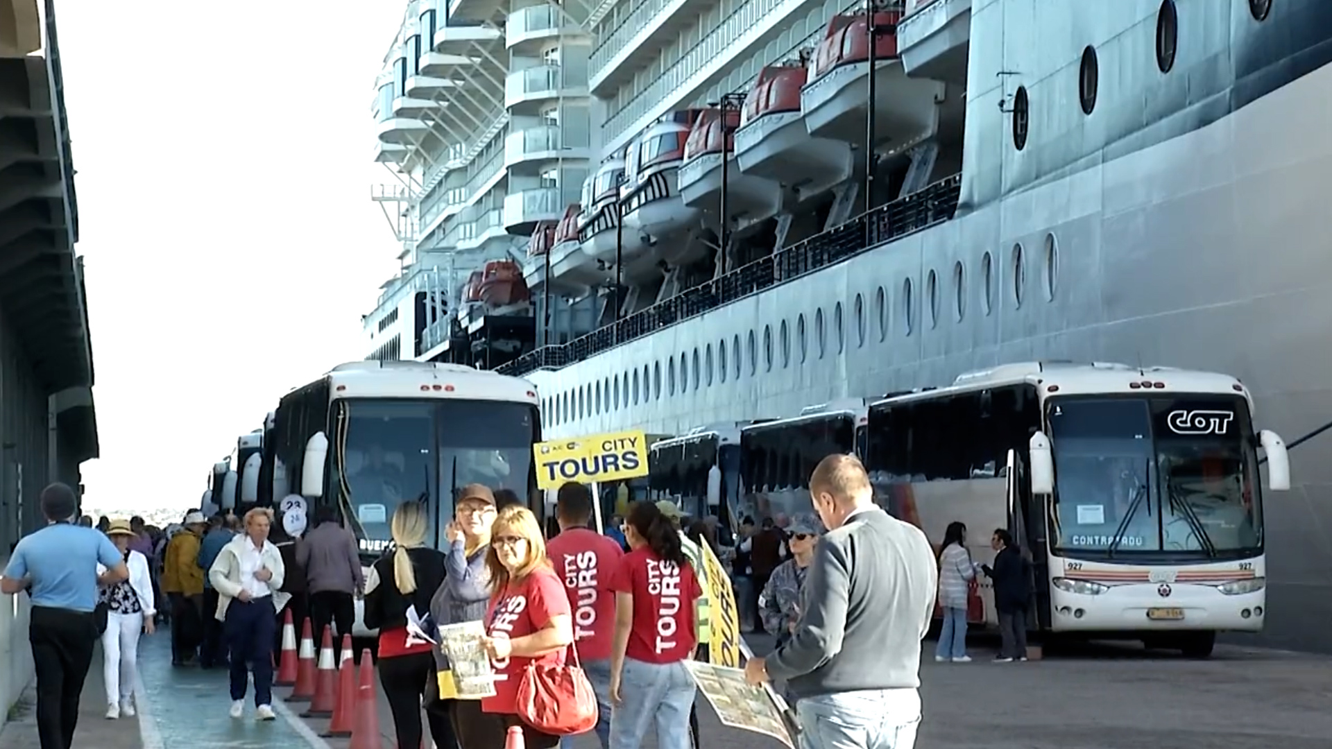 El "Celebrity Infinity" cerró la temporada de cruceros en Uruguay