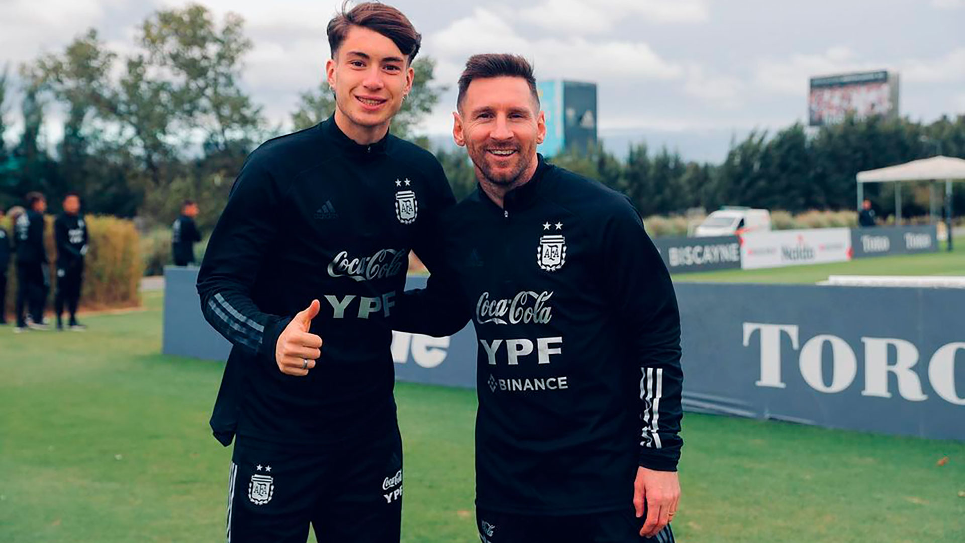 Matías Soulé junto a Lionel Messi en el predio de Ezeiza (Instagram)