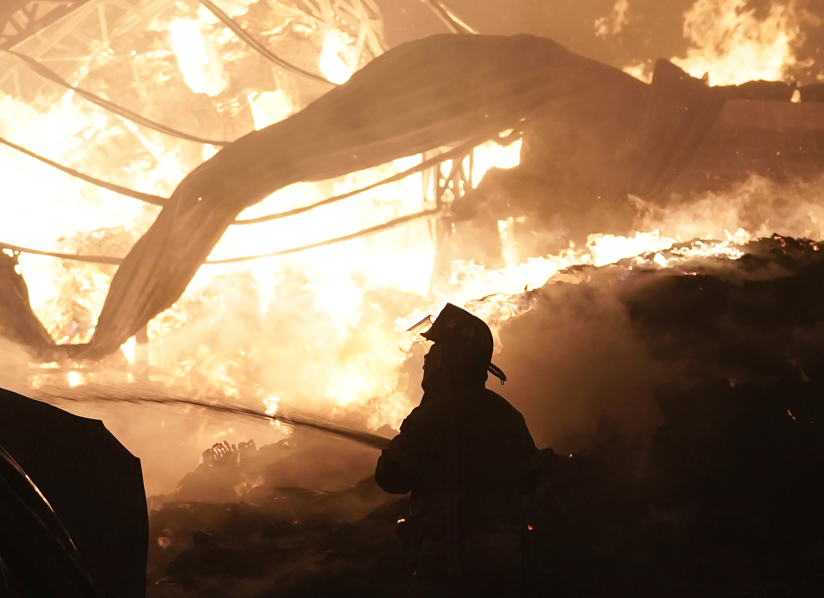 Más de 5 mil metros cuadrados en Central de Abastos fueron consumidos por el fuego (AP Foto/Eduardo Verdugo)