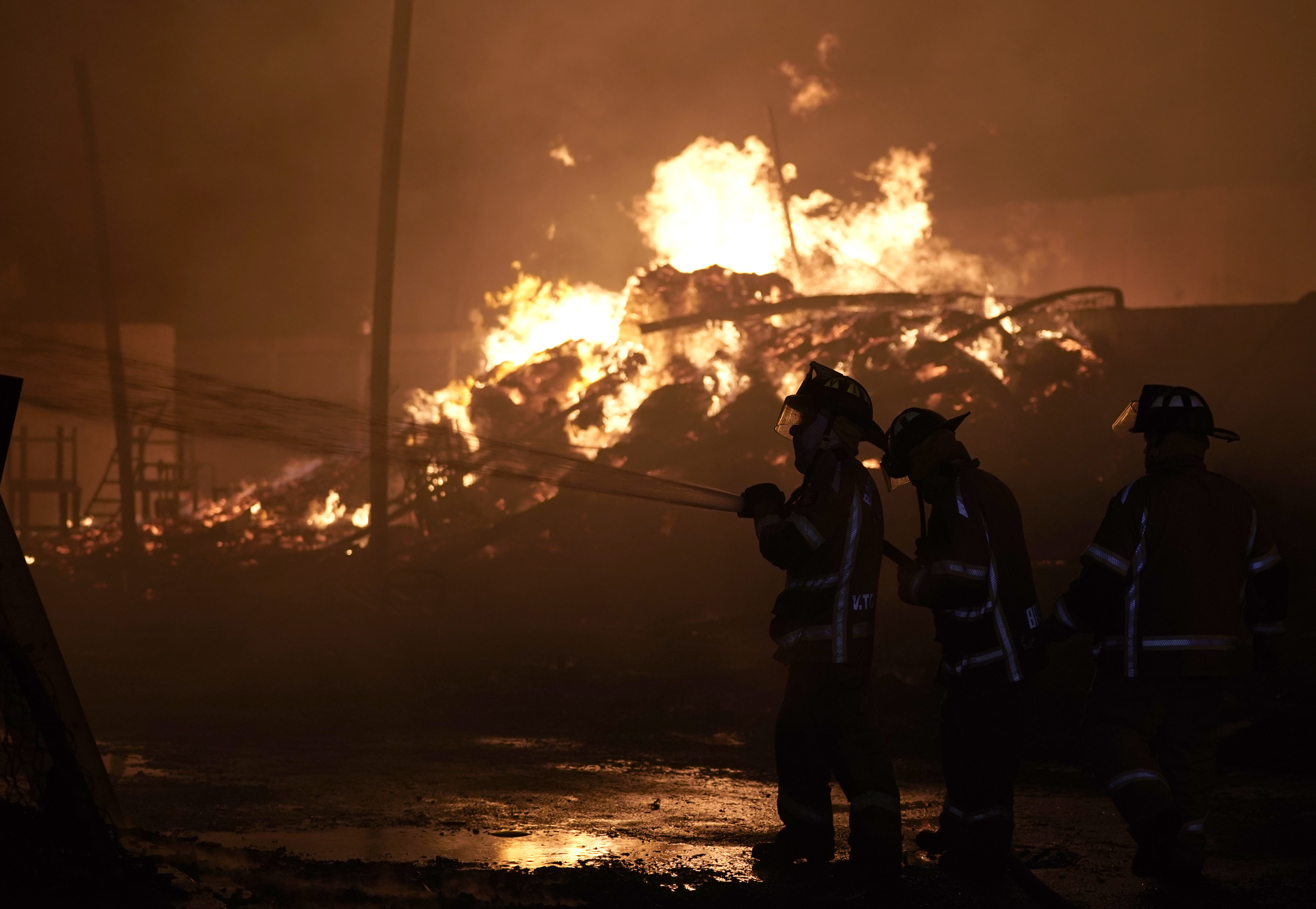 Bomberos de la CDMX sofocaron el fuego en Central de Abastos  (AP Foto/Eduardo Verdugo)